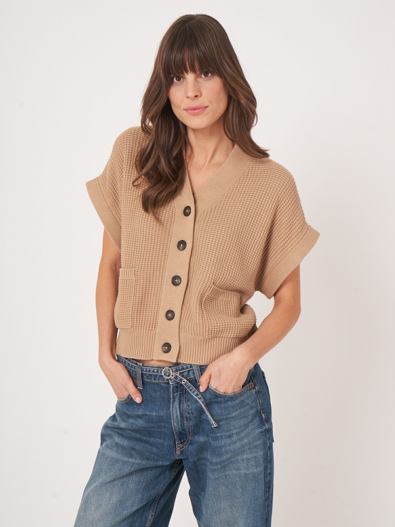 Oversized ärmellose texturierte Strickjacke mit Taschen von REPEAT cashmere