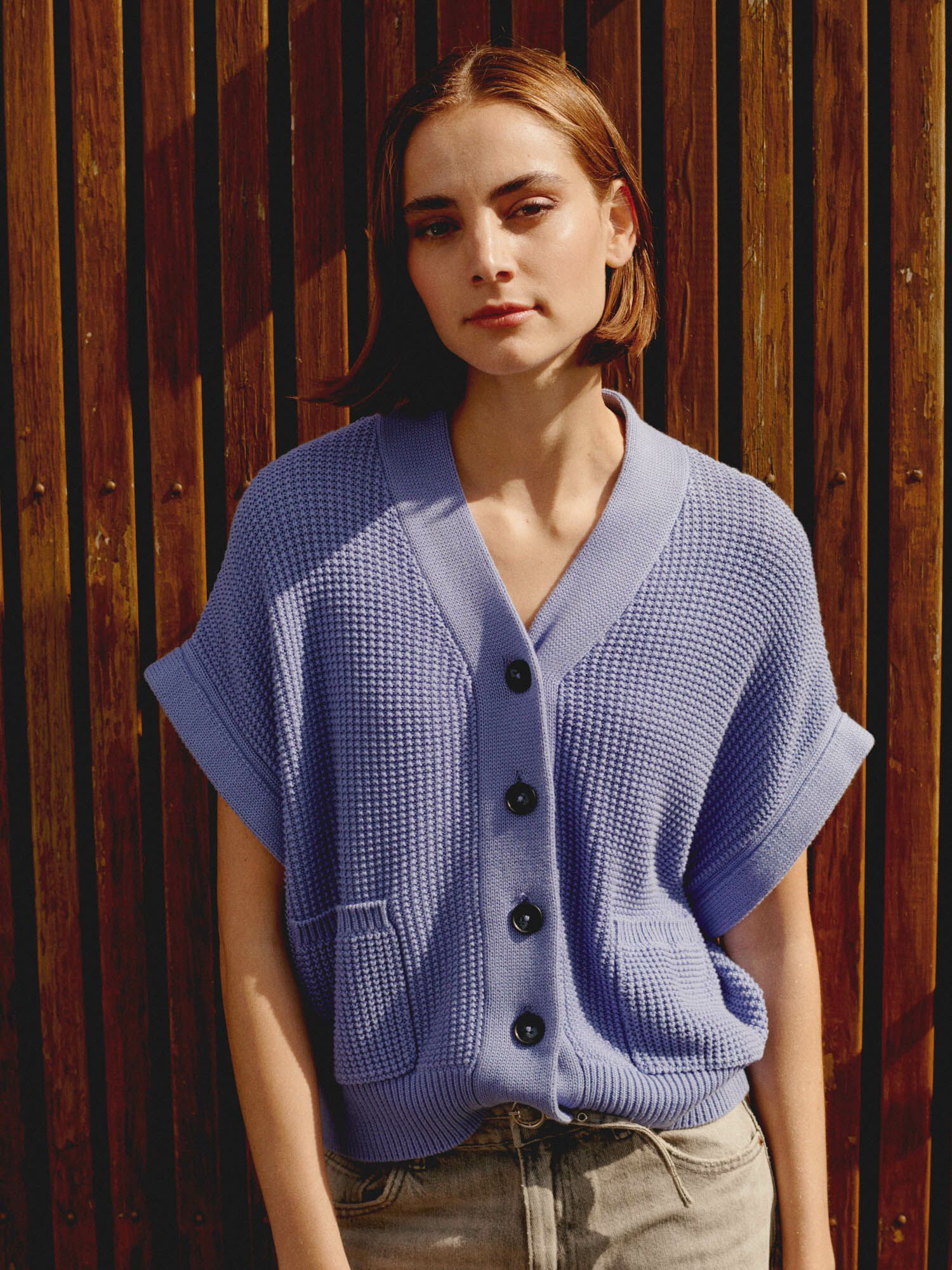 Oversized ärmellose texturierte Strickjacke mit Taschen von REPEAT cashmere