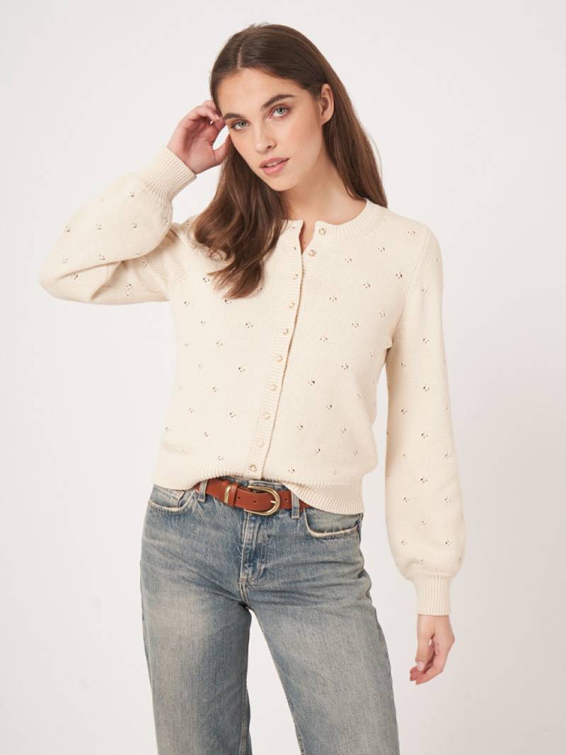 Pointelle Strickjacke mit Perlknöpfen aus reiner Baumwolle von REPEAT cashmere