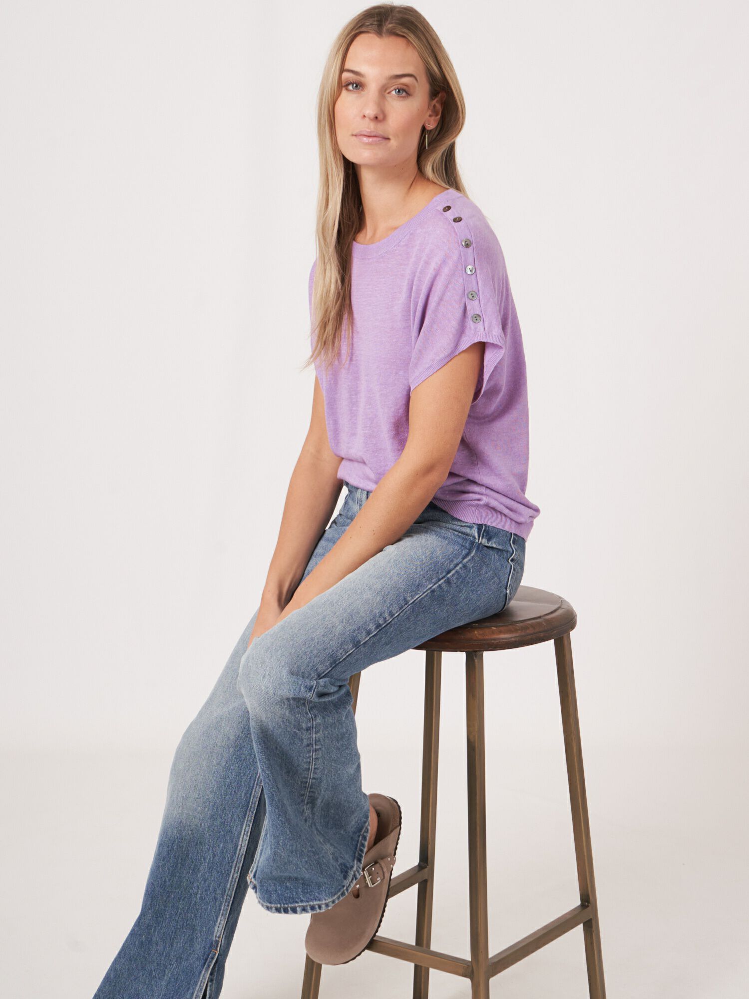 Poncho-Pullover aus reinem Leinenstrick mit Knöpfen an der Schulter von REPEAT cashmere