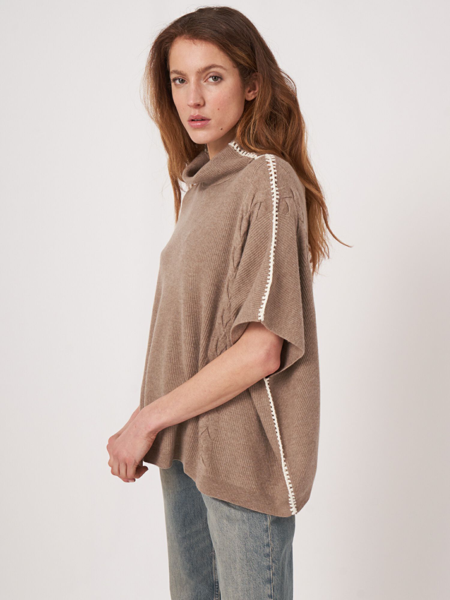 Poncho mit Häkel- und Zopfmuster-Details aus Kaschmir-Mischung von REPEAT cashmere