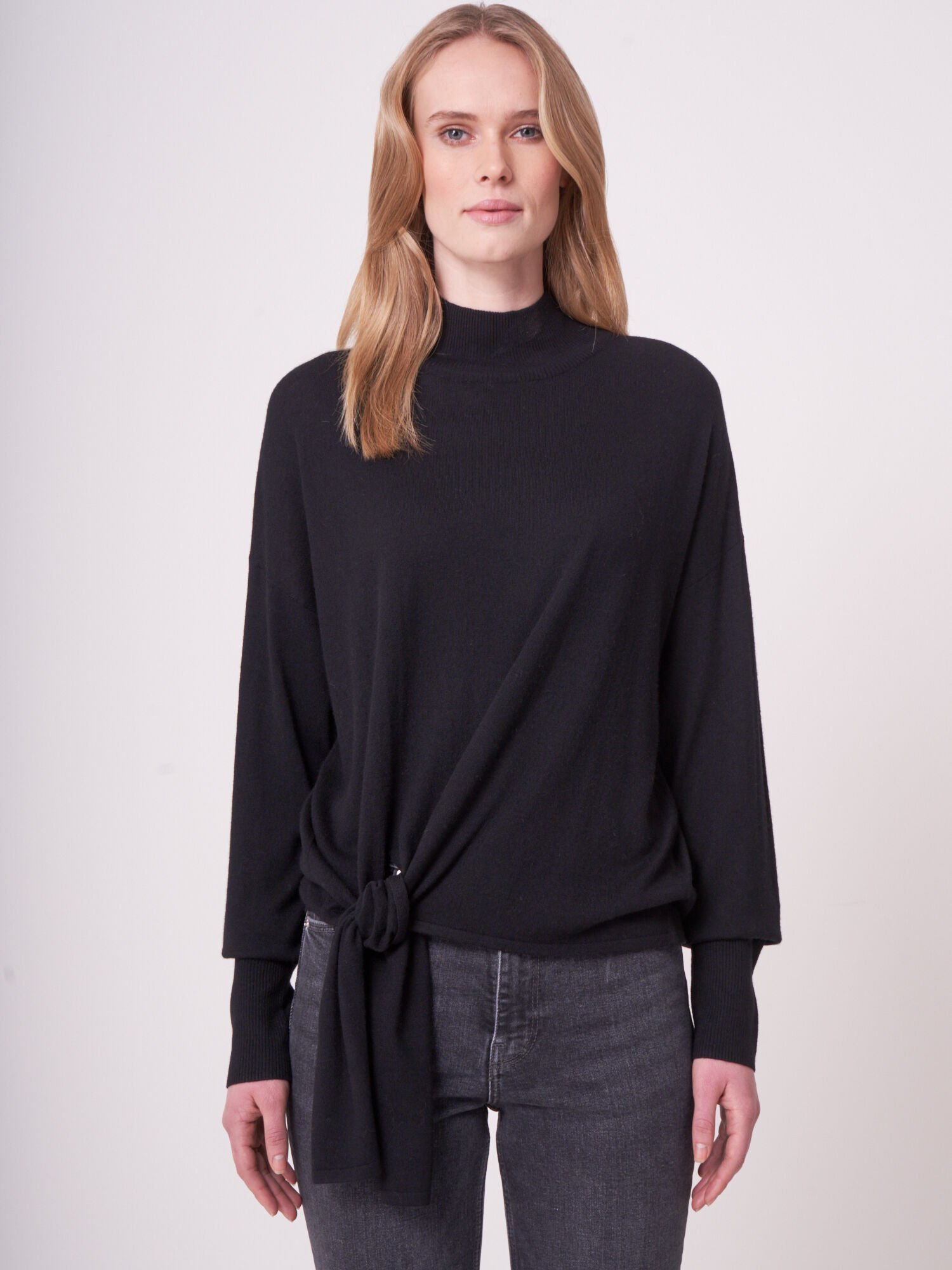 Pullover aus Kaschmir-Mischung mit Bindeband am Saum von REPEAT cashmere