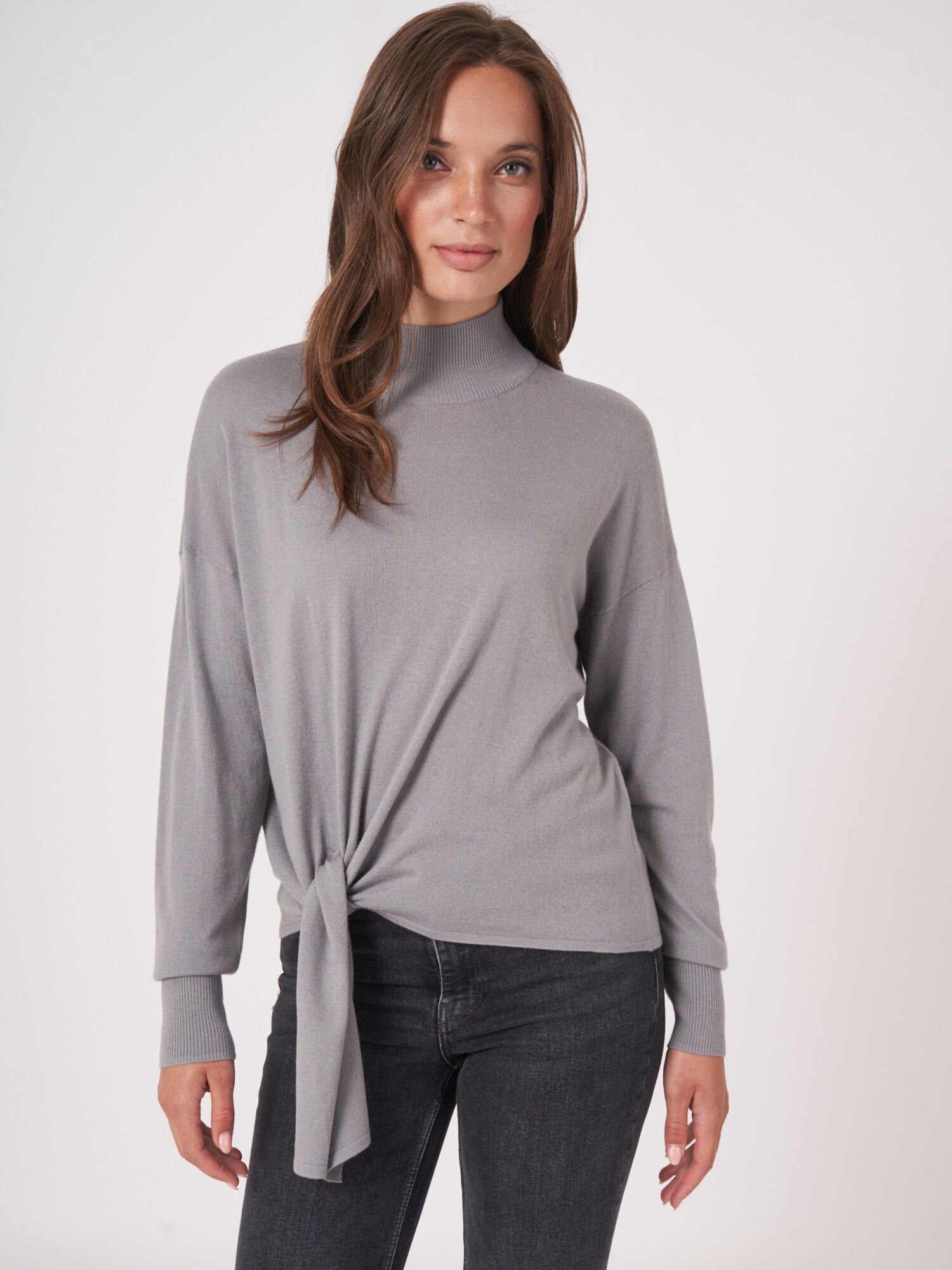 Pullover aus Kaschmir-Mischung mit Bindeband am Saum von REPEAT cashmere