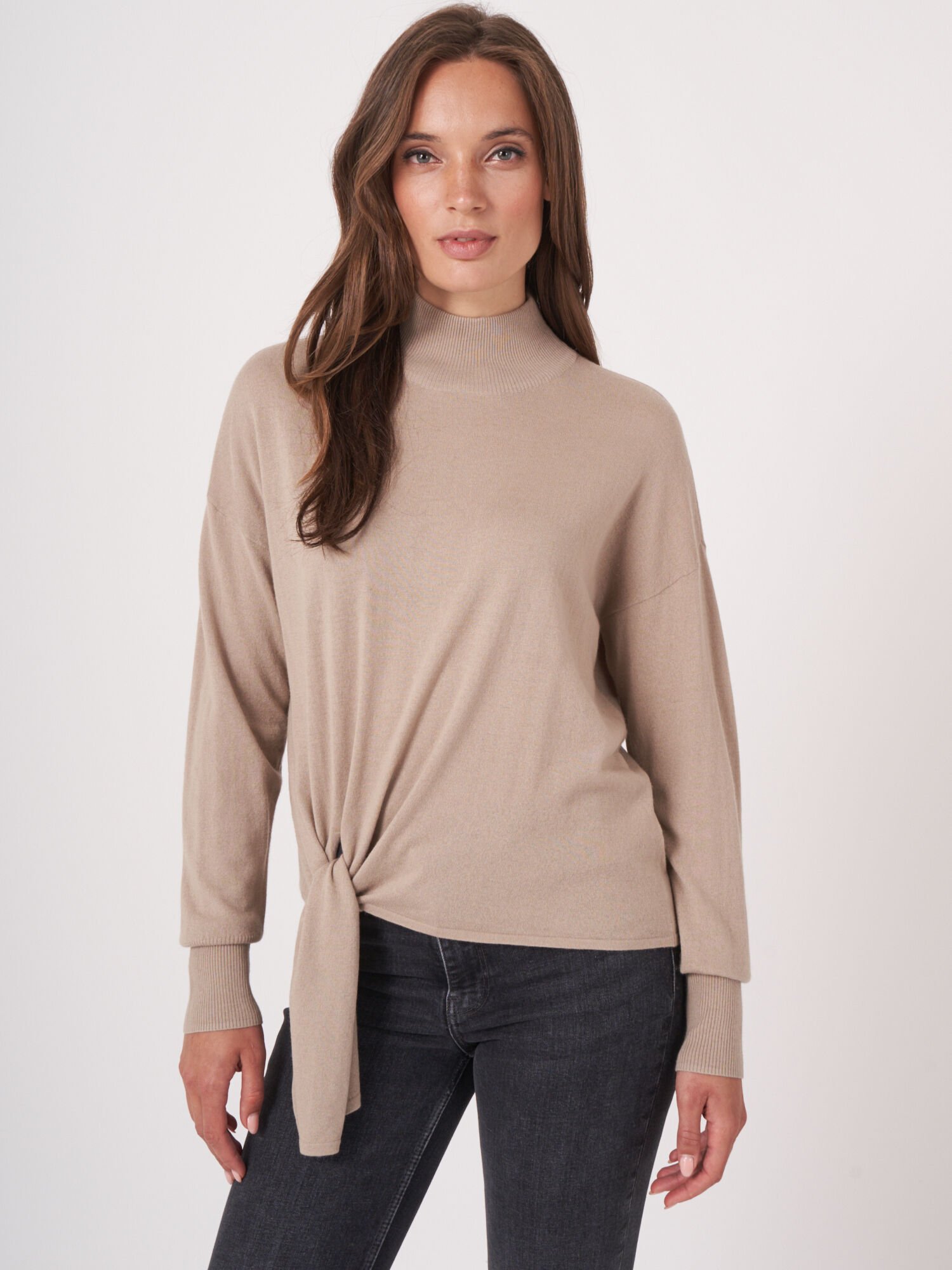 Pullover aus Kaschmir-Mischung mit Bindeband am Saum von REPEAT cashmere