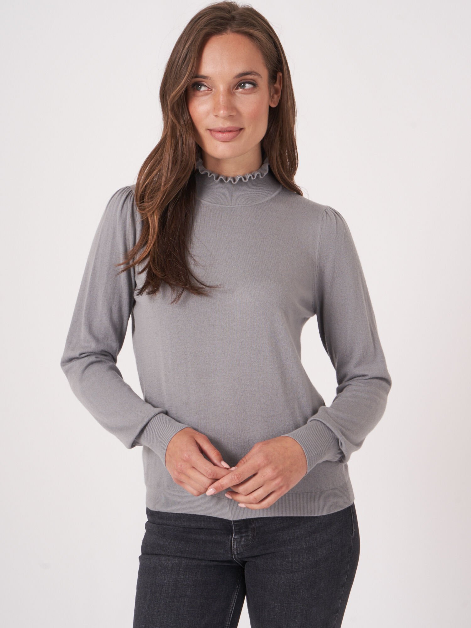Pullover aus Kaschmir-Mischung mit Rüschen-Stehkragen von REPEAT cashmere
