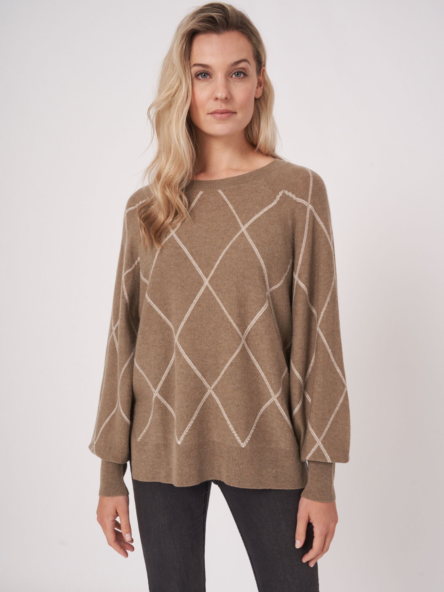Pullover mit U-Boot-Ausschnitt und Intarsien-Rautenmuster von REPEAT cashmere
