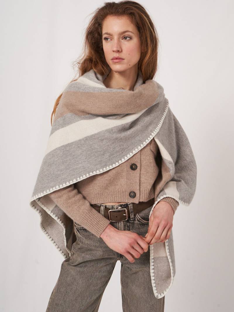 Quadratischer Kaschmirschal mit Streifen und Deckennaht von REPEAT cashmere