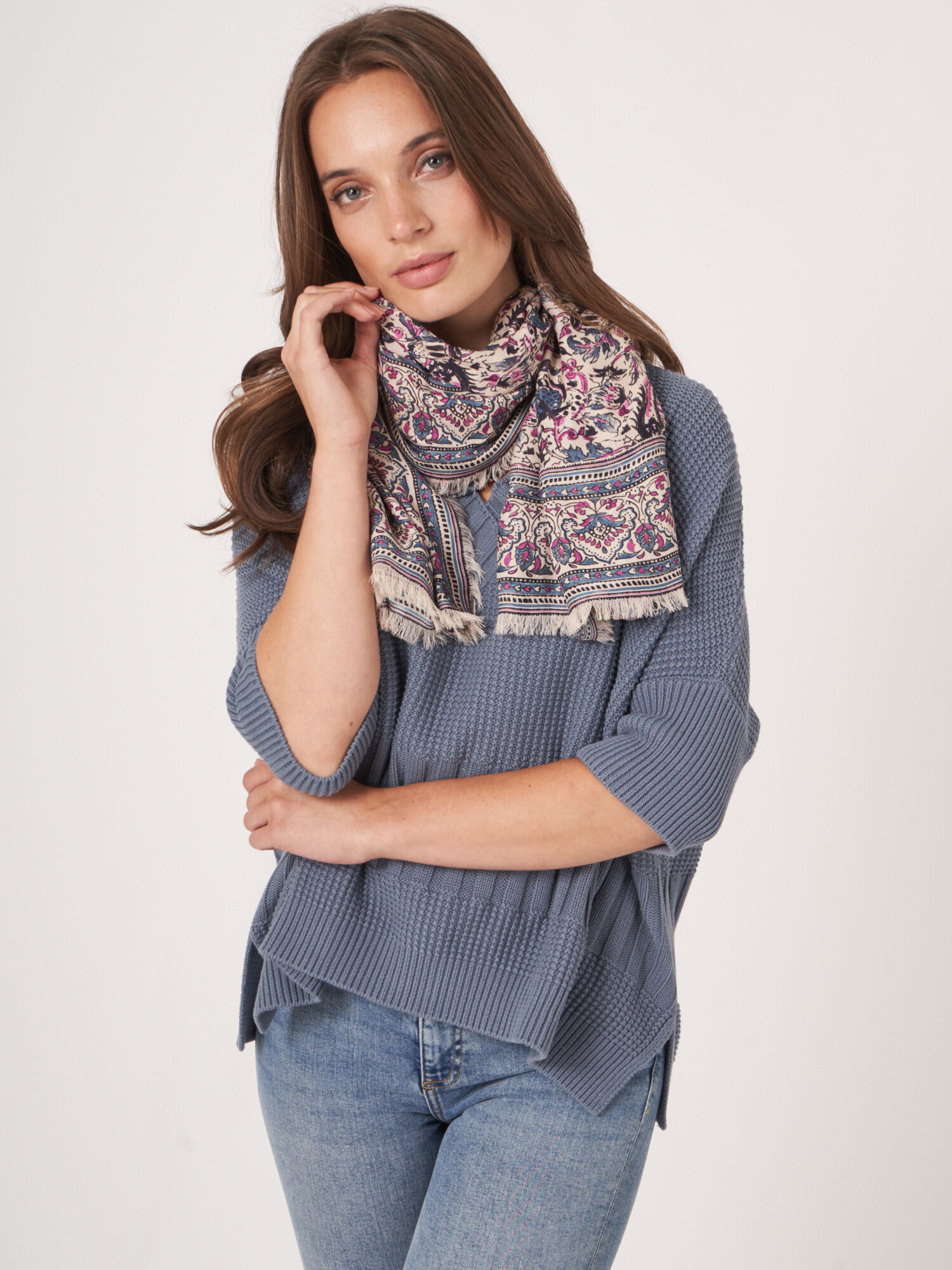 Quadratischer Schal aus Modal-Kaschmir-Mischung mit Blumenprint von REPEAT cashmere