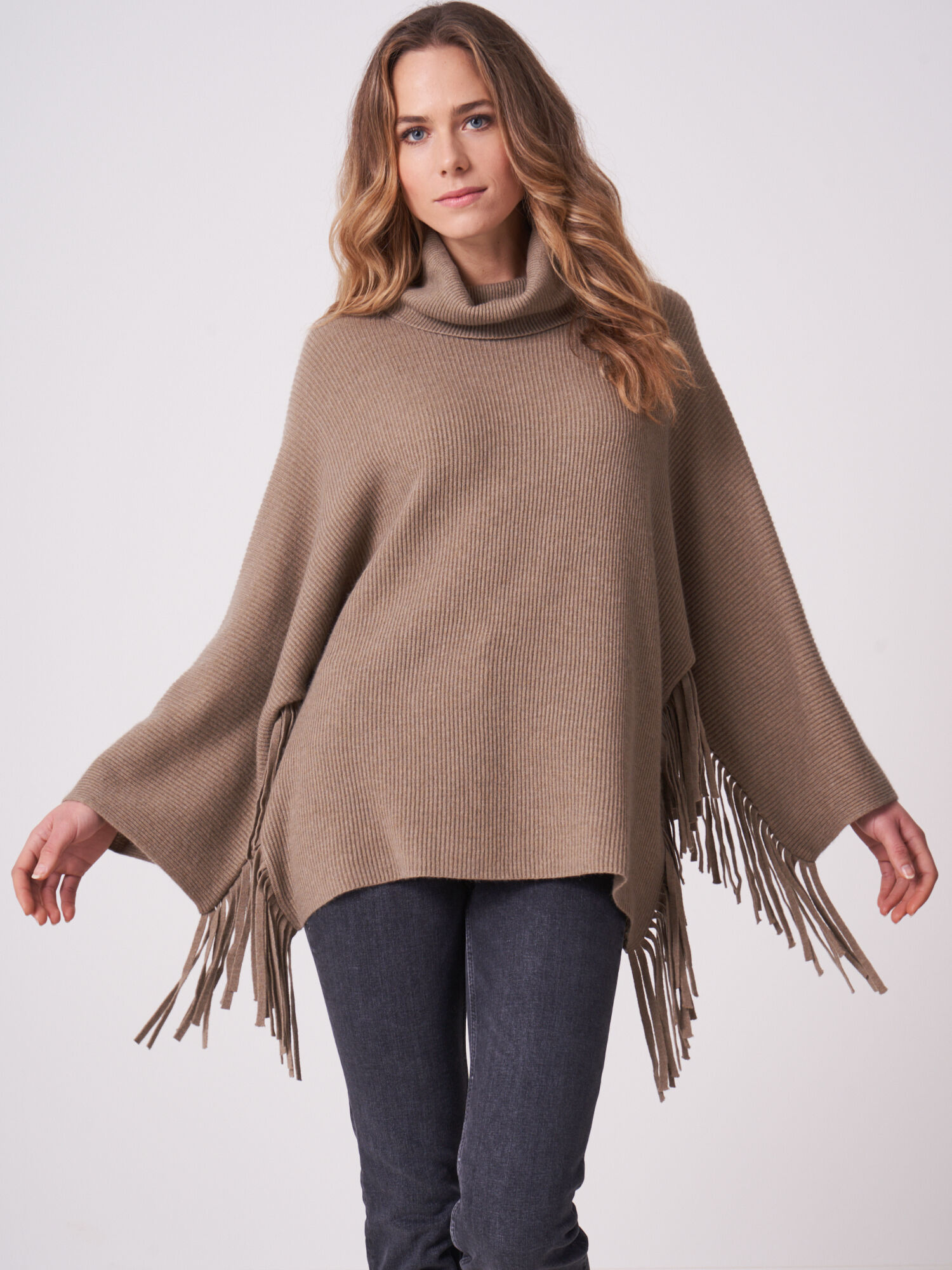 Rippstrick-Fransenponcho mit Rollkragen von REPEAT cashmere