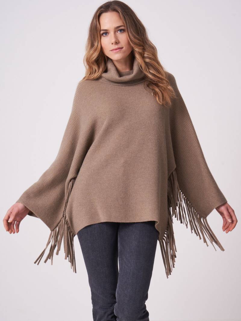 Rippstrick-Fransenponcho mit Rollkragen von REPEAT cashmere