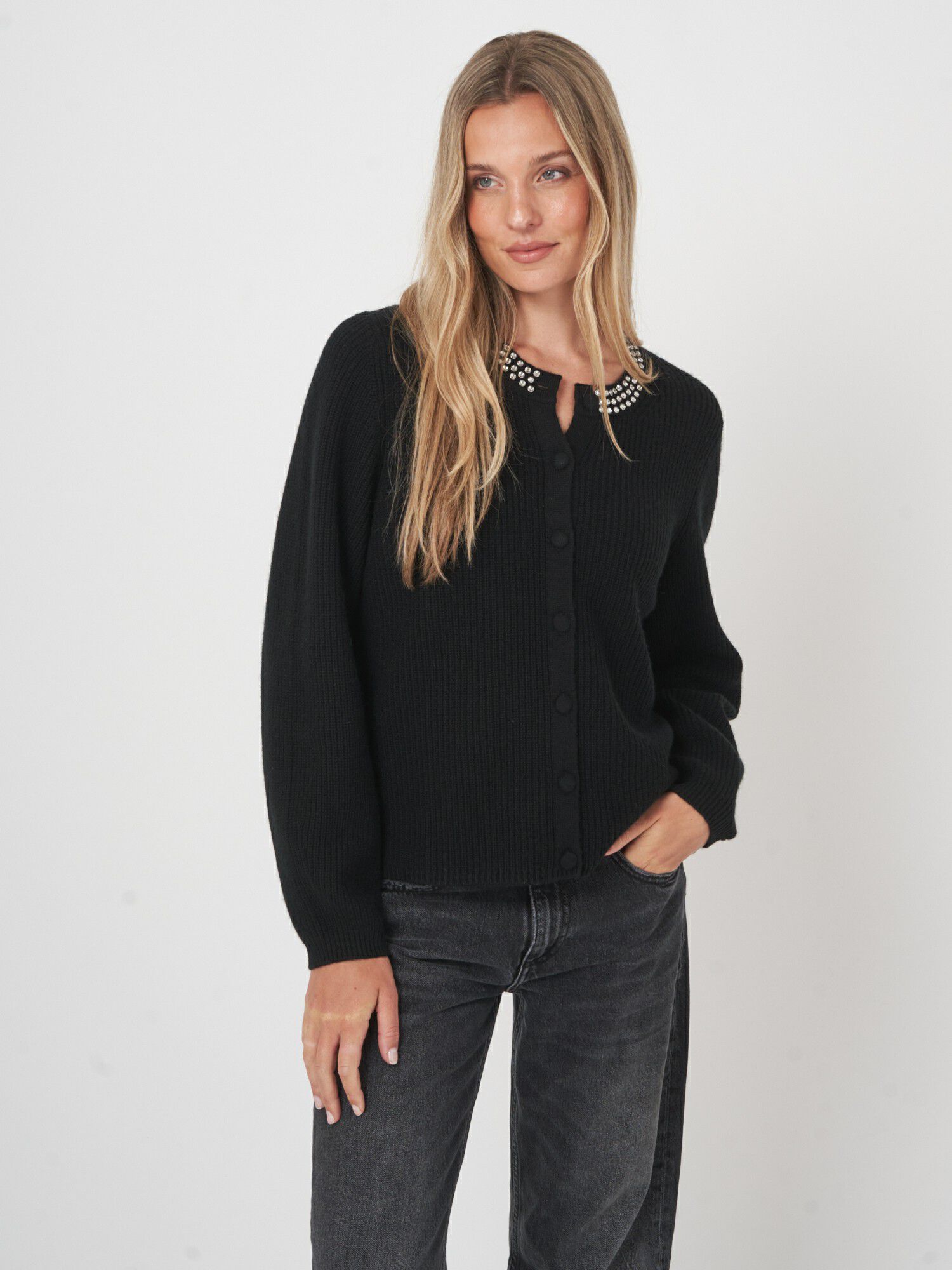 Rippstrickjacke mit Perlenbesatz und femininer Silhouette von REPEAT cashmere