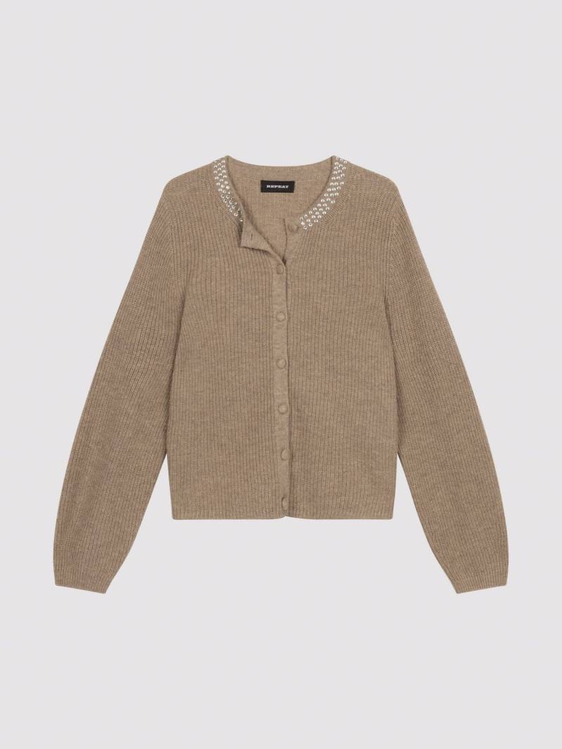 Rippstrickjacke mit Perlenbesatz und femininer Silhouette von REPEAT cashmere