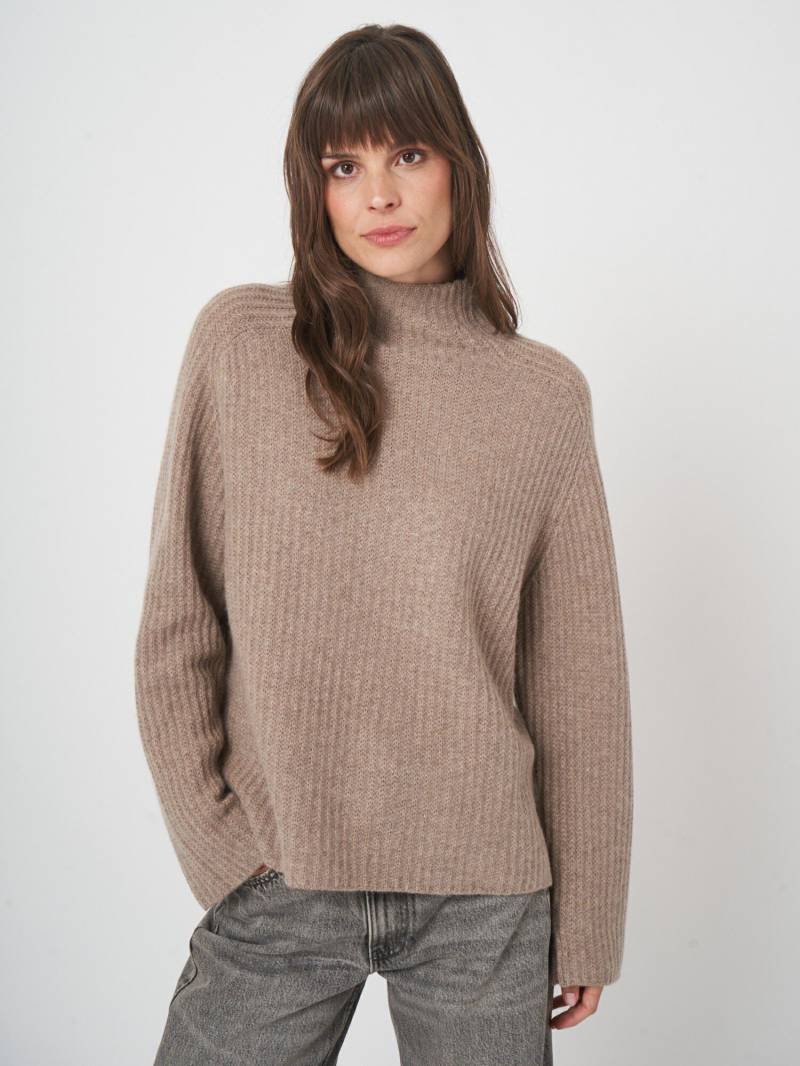 Rippstrickpullover mit Stehkragen aus Kaschmir-Mix von REPEAT cashmere