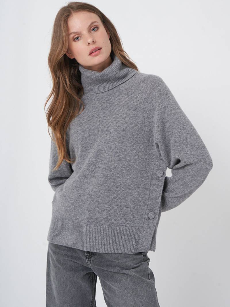 Rollkragenpullover mit geknöpften Seiten von REPEAT cashmere