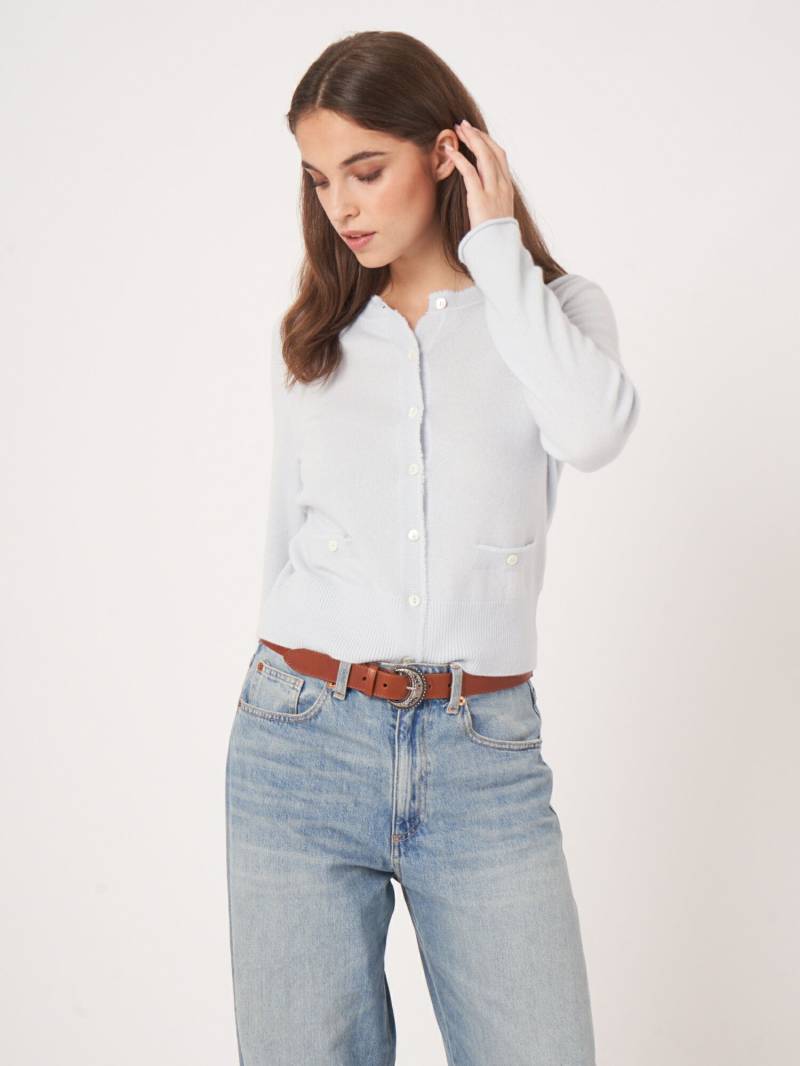 Rundhals-Kaschmir-Strickjacke mit Knöpfen von REPEAT cashmere