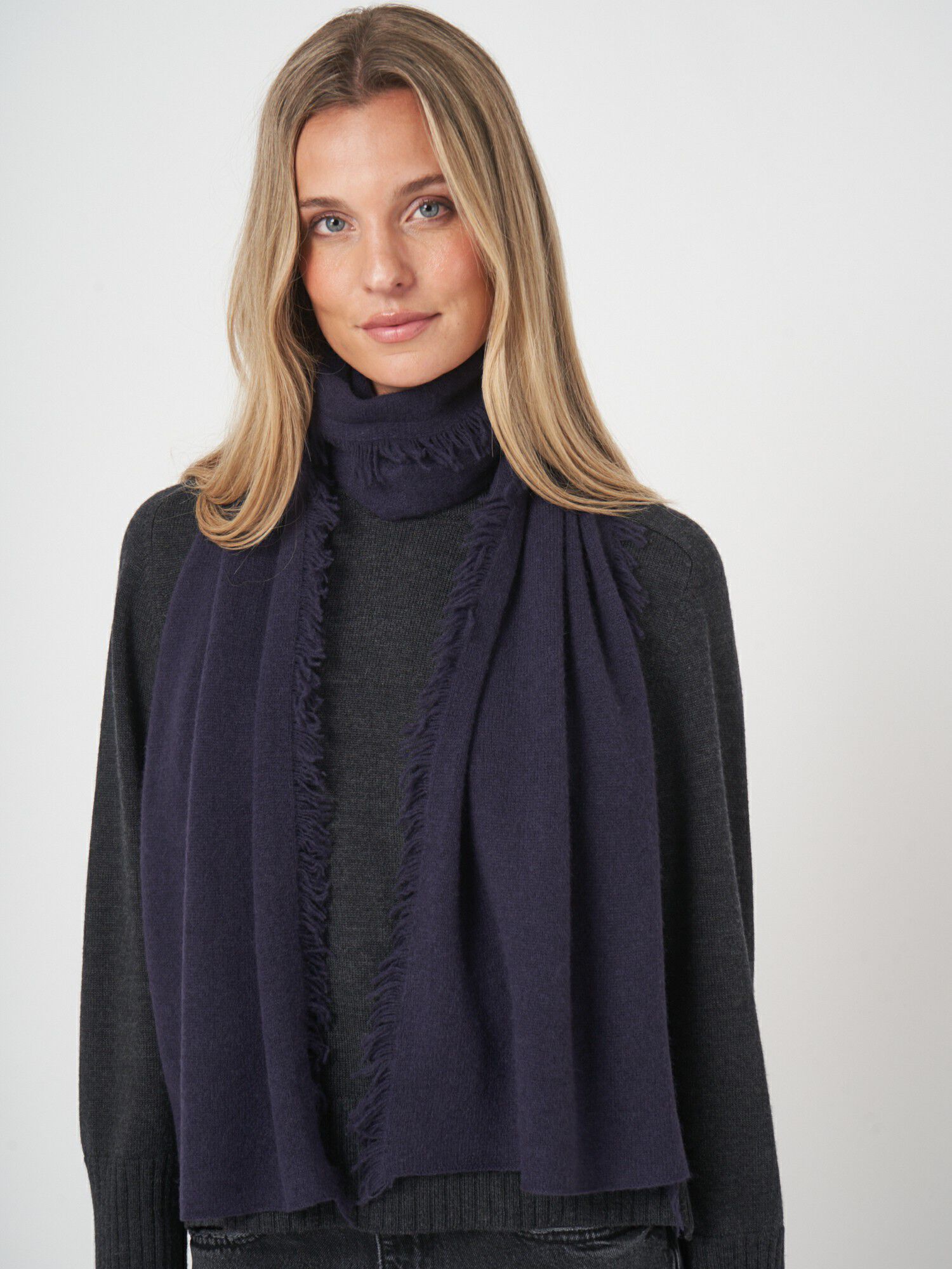 Schal mit Fransen aus Bio-Kaschmir von REPEAT cashmere