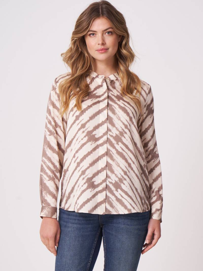 Seidenbluse in A-Linie mit Batikmuster und Mandarin-Kragen von REPEAT cashmere