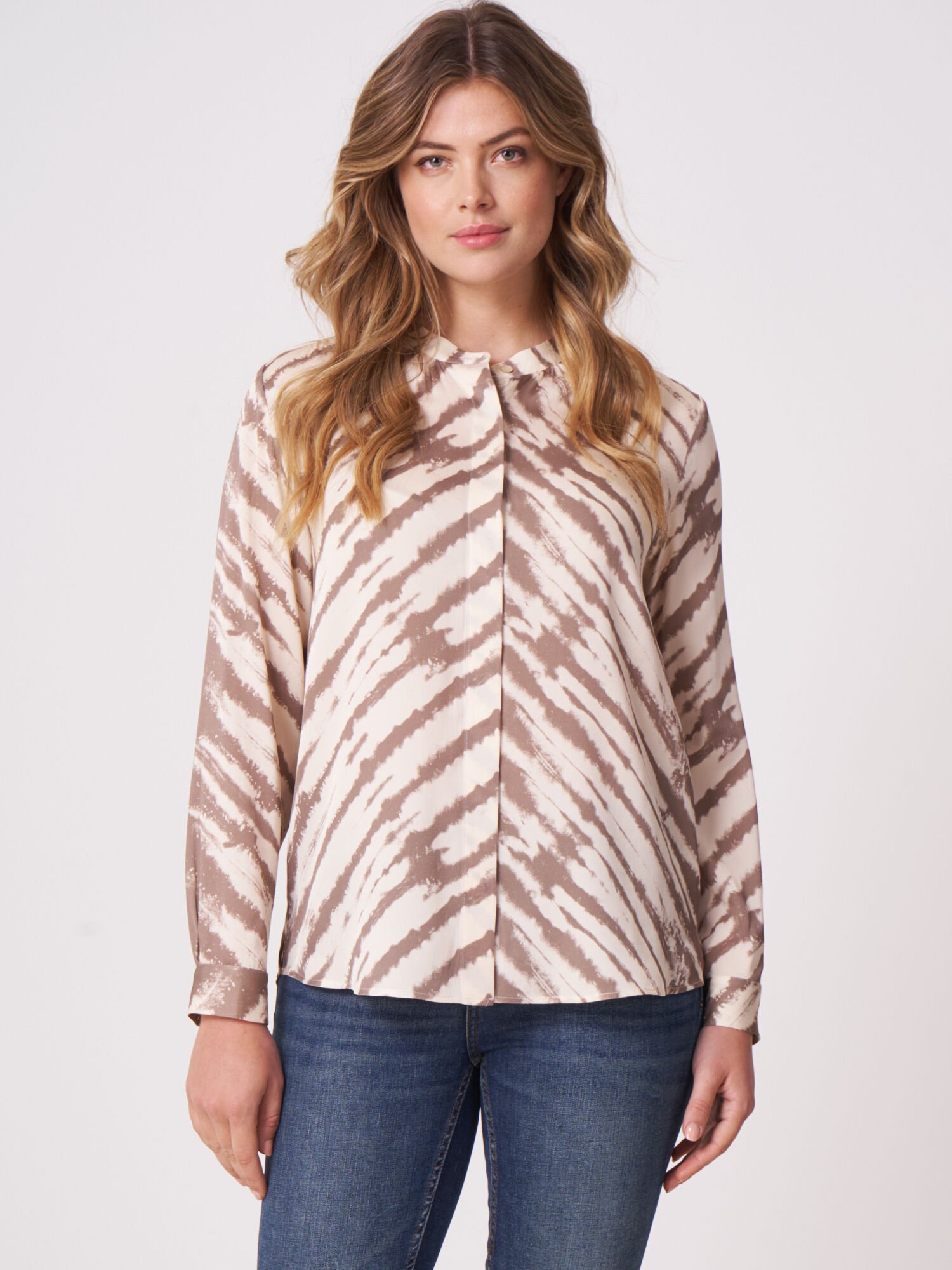 Seidenbluse in A-Linie mit Batikmuster und Mandarin-Kragen von REPEAT cashmere