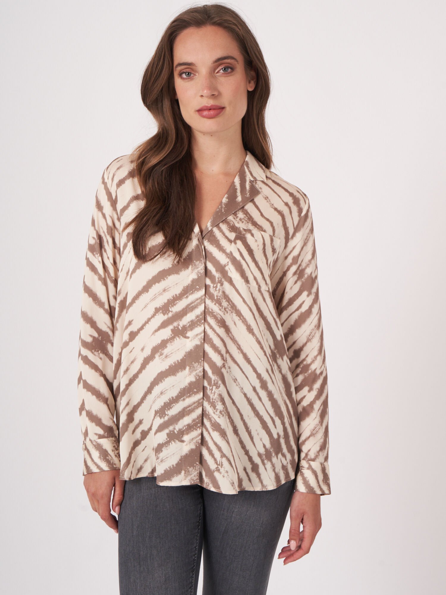 Seidenbluse in A-Linie mit Tie-Dye Muster und Reverskragen von REPEAT cashmere