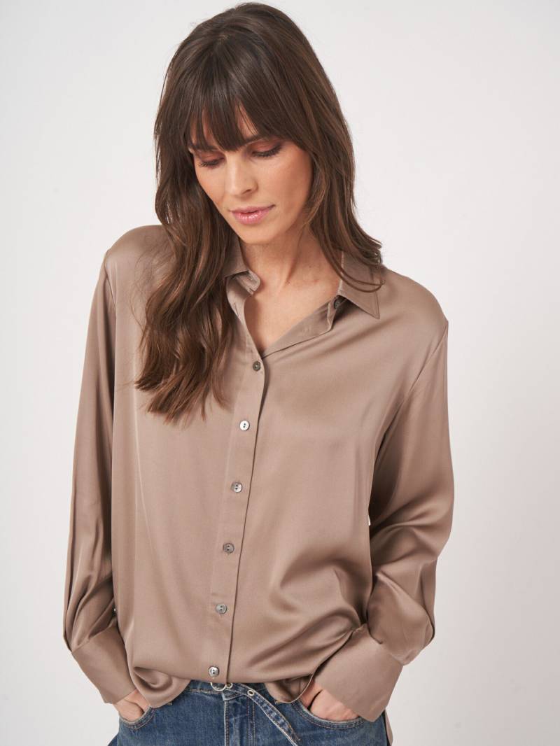 Seidenbluse mit Brusttasche und Seitenschlitzen von REPEAT cashmere