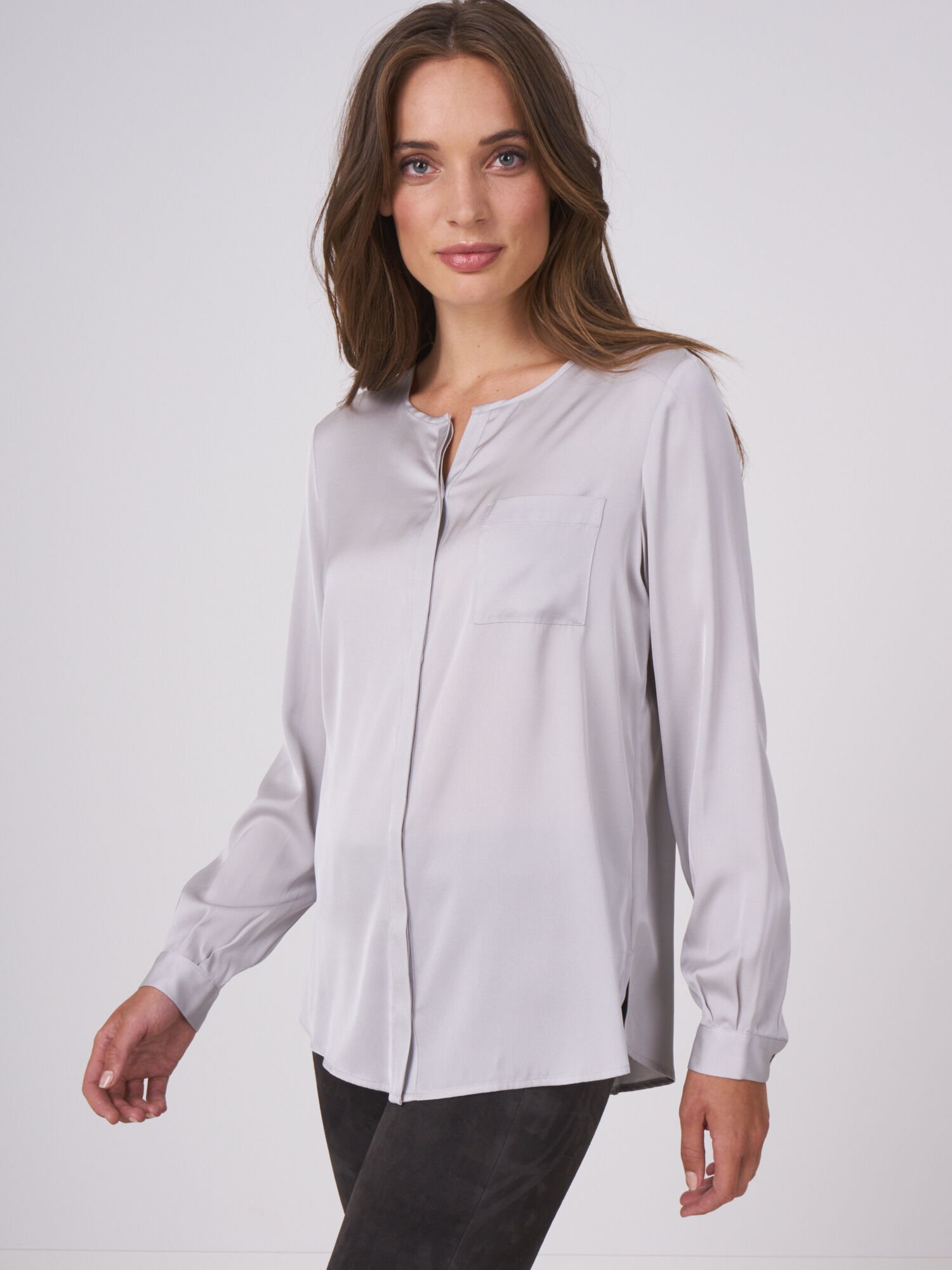 Seidenbluse mit geschlitztem Ausschnitt von REPEAT cashmere
