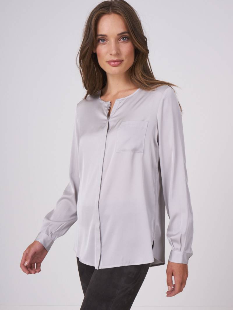 Seidenbluse mit geschlitztem Ausschnitt von REPEAT cashmere