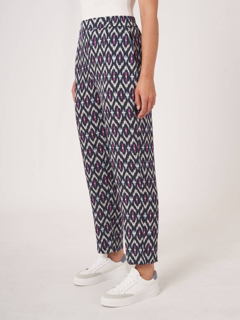 Seidenhose mit Ikat-Print von REPEAT cashmere