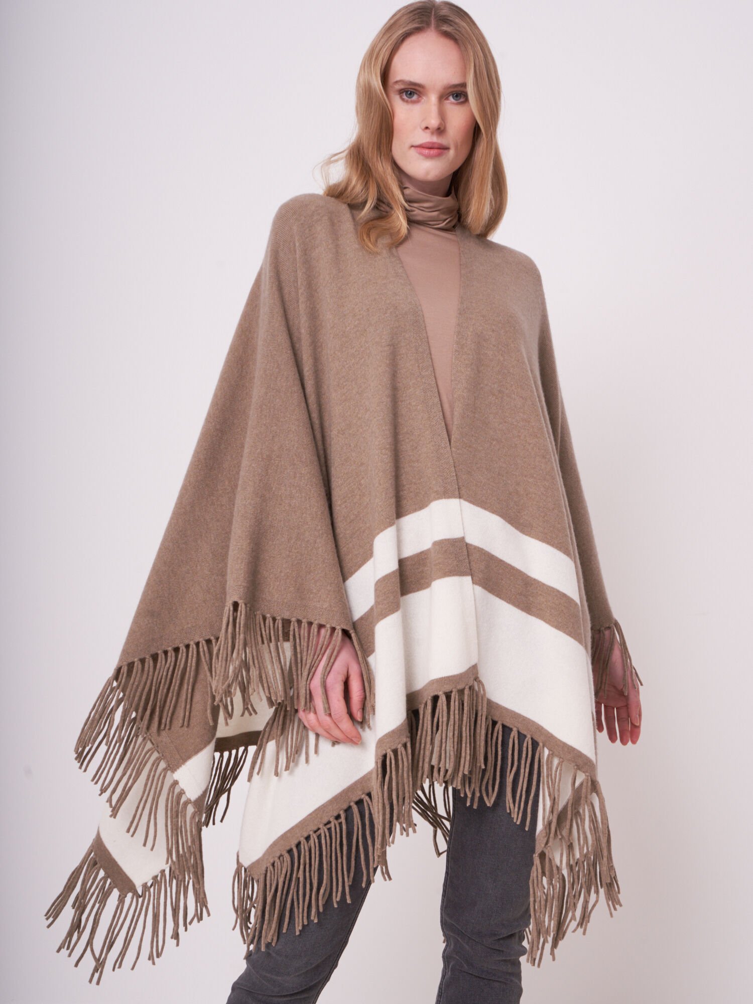 Strick-Cape aus Kaschmirmischung mit Streifen und Fransen von REPEAT cashmere