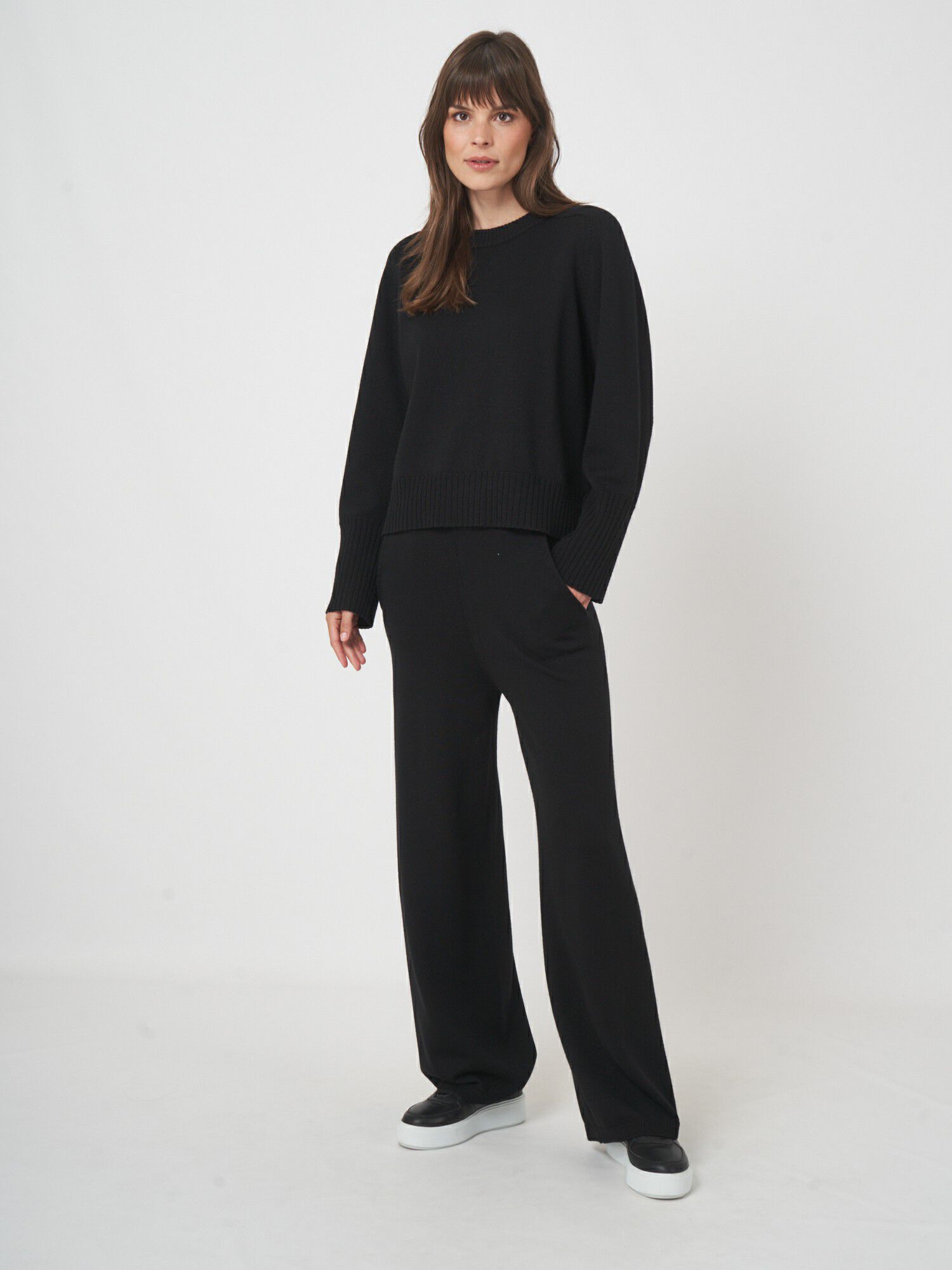 Strickhose mit weitem Bein aus feiner Merinowolle von REPEAT cashmere