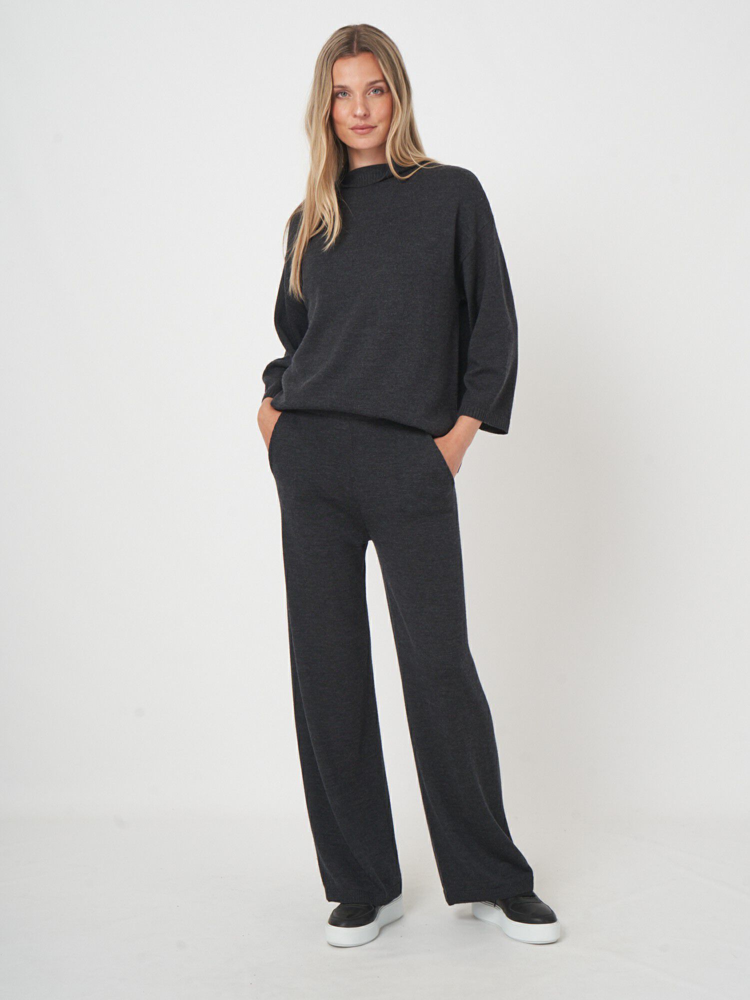 Strickhose mit weitem Bein aus feiner Merinowolle von REPEAT cashmere