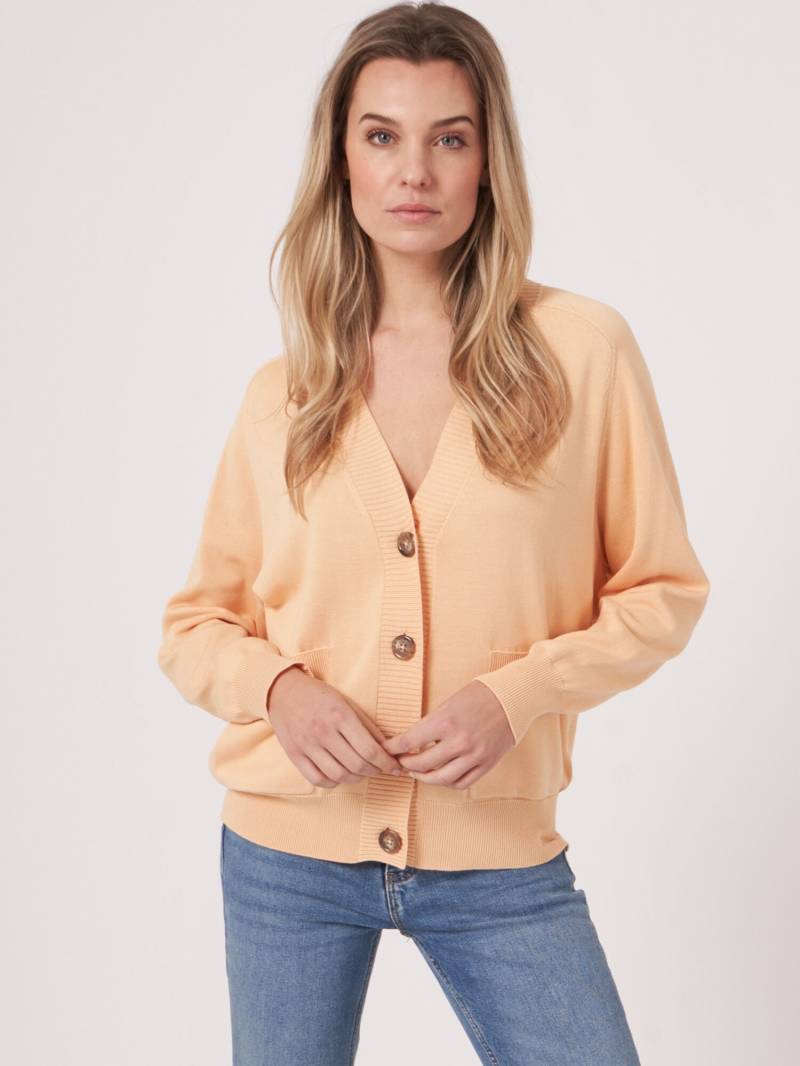 Strickjacke aus Baumwollmischung mit Knöpfen und Taschen von REPEAT cashmere