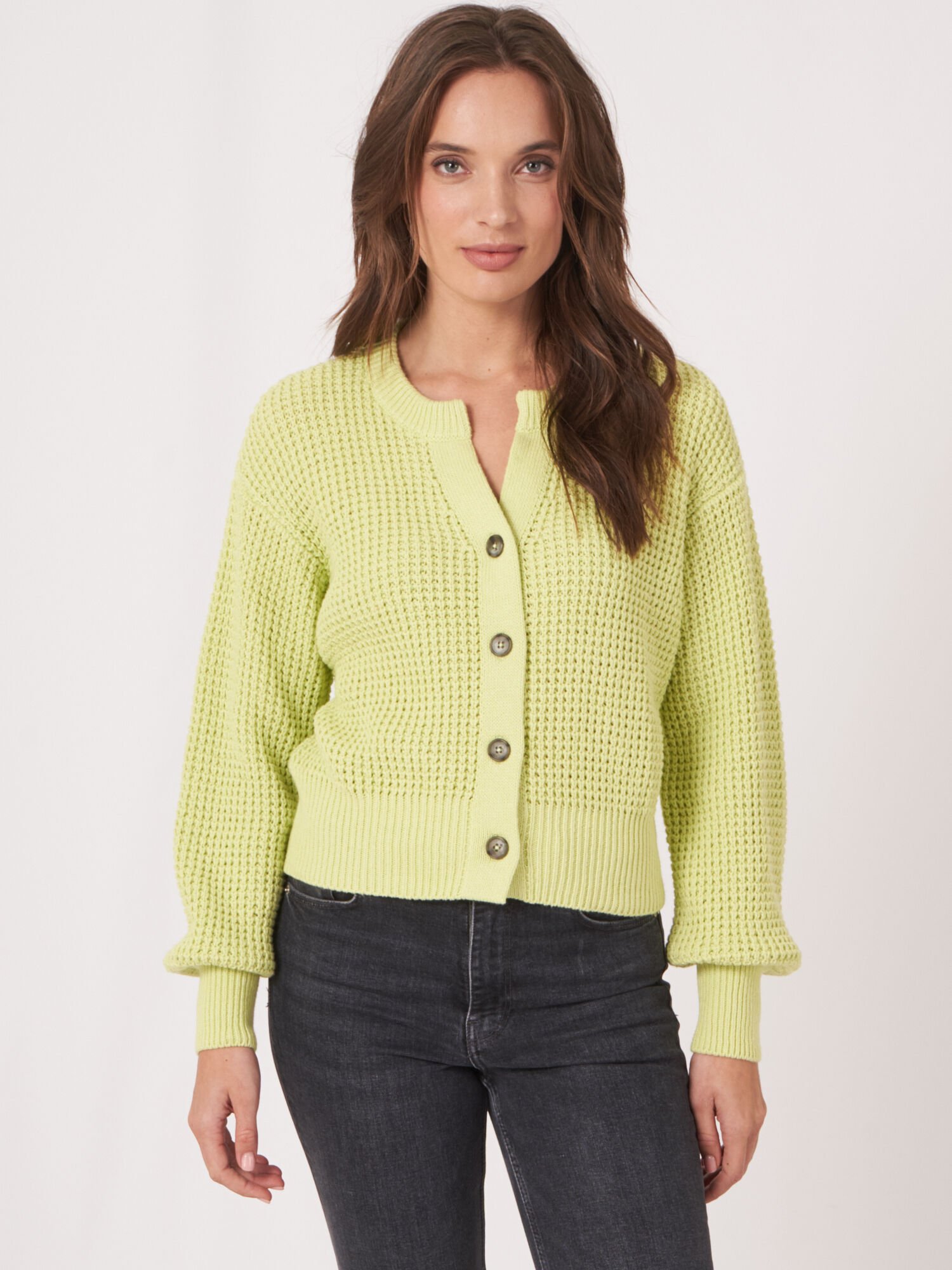 Strickjacke aus grobem Rippenstrick mit Puffärmeln von REPEAT cashmere