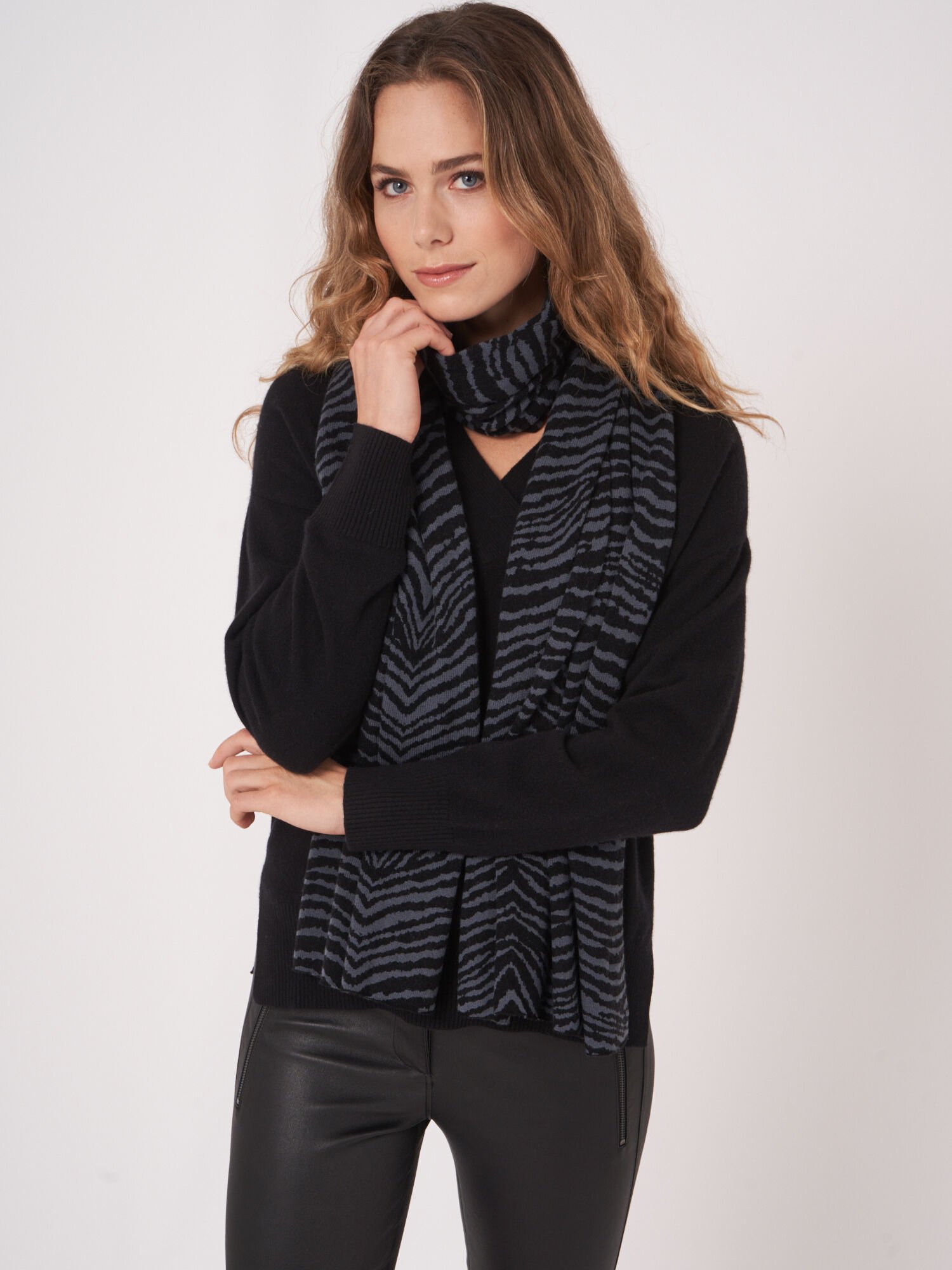 Strickschal mit Zebra-Print aus Kaschmir-Wollmischung von REPEAT cashmere