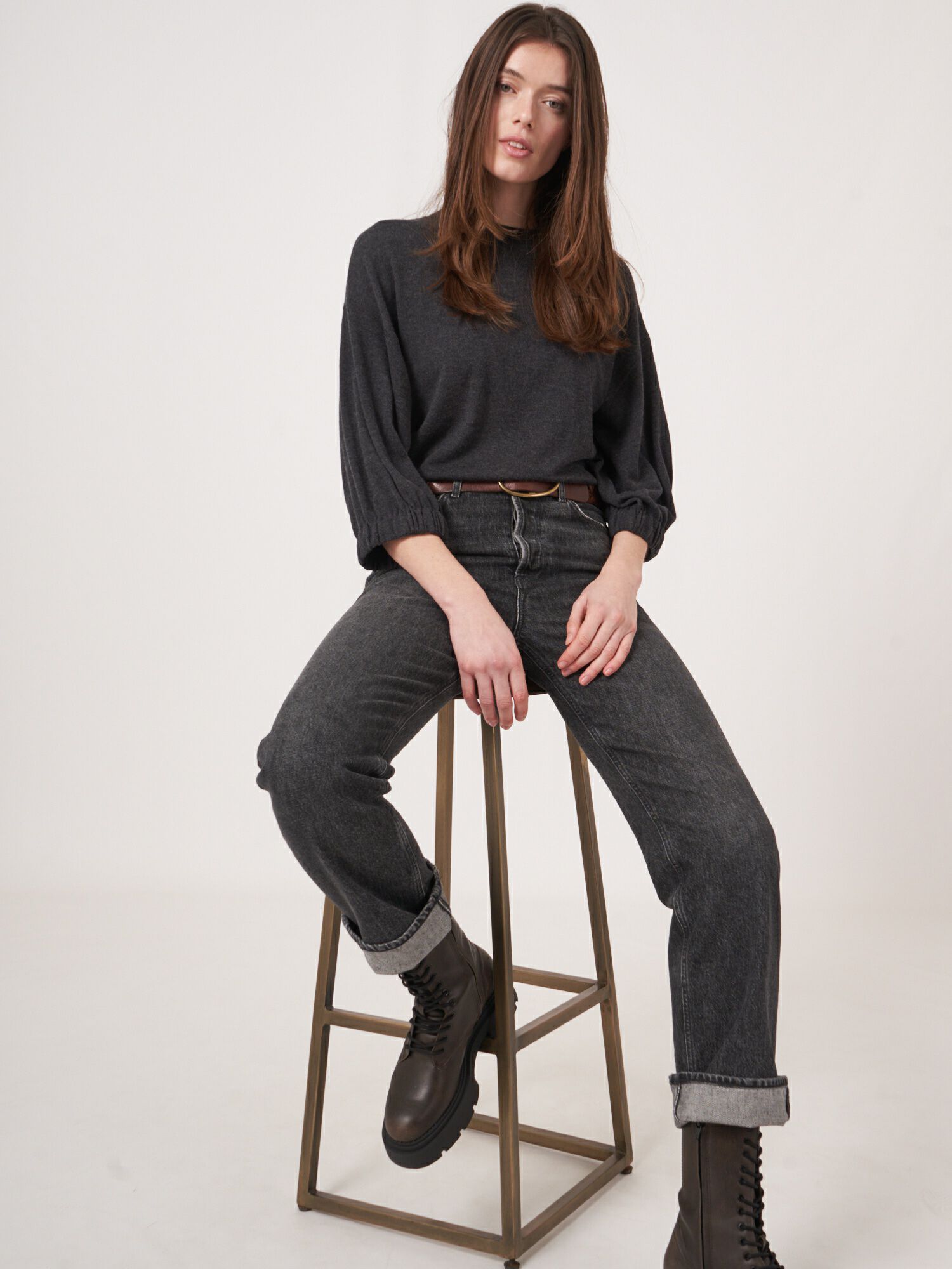 Superfein gestrickter Kaschmir-Mix-Pullover mit übergroßen Ärmeln von REPEAT cashmere