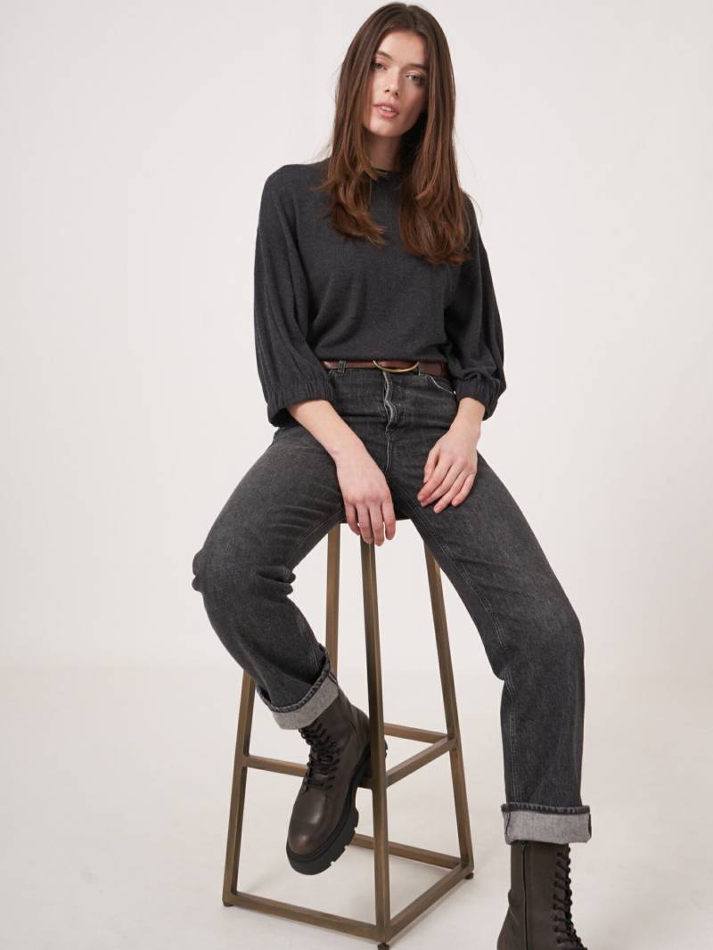 Superfein gestrickter Kaschmir-Mix-Pullover mit übergroßen Ärmeln von REPEAT cashmere