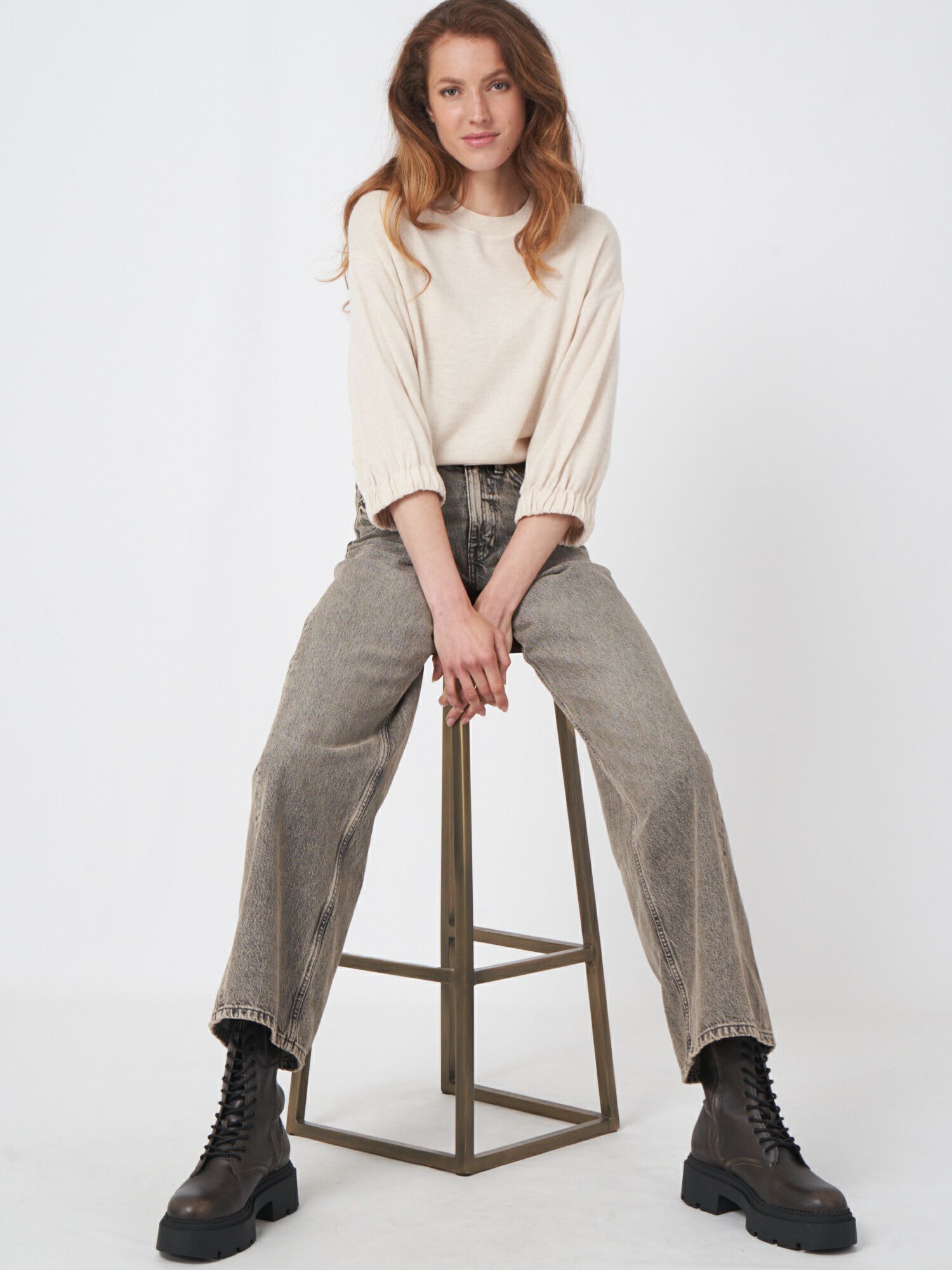 Superfein gestrickter Kaschmir-Mix-Pullover mit übergroßen Ärmeln von REPEAT cashmere