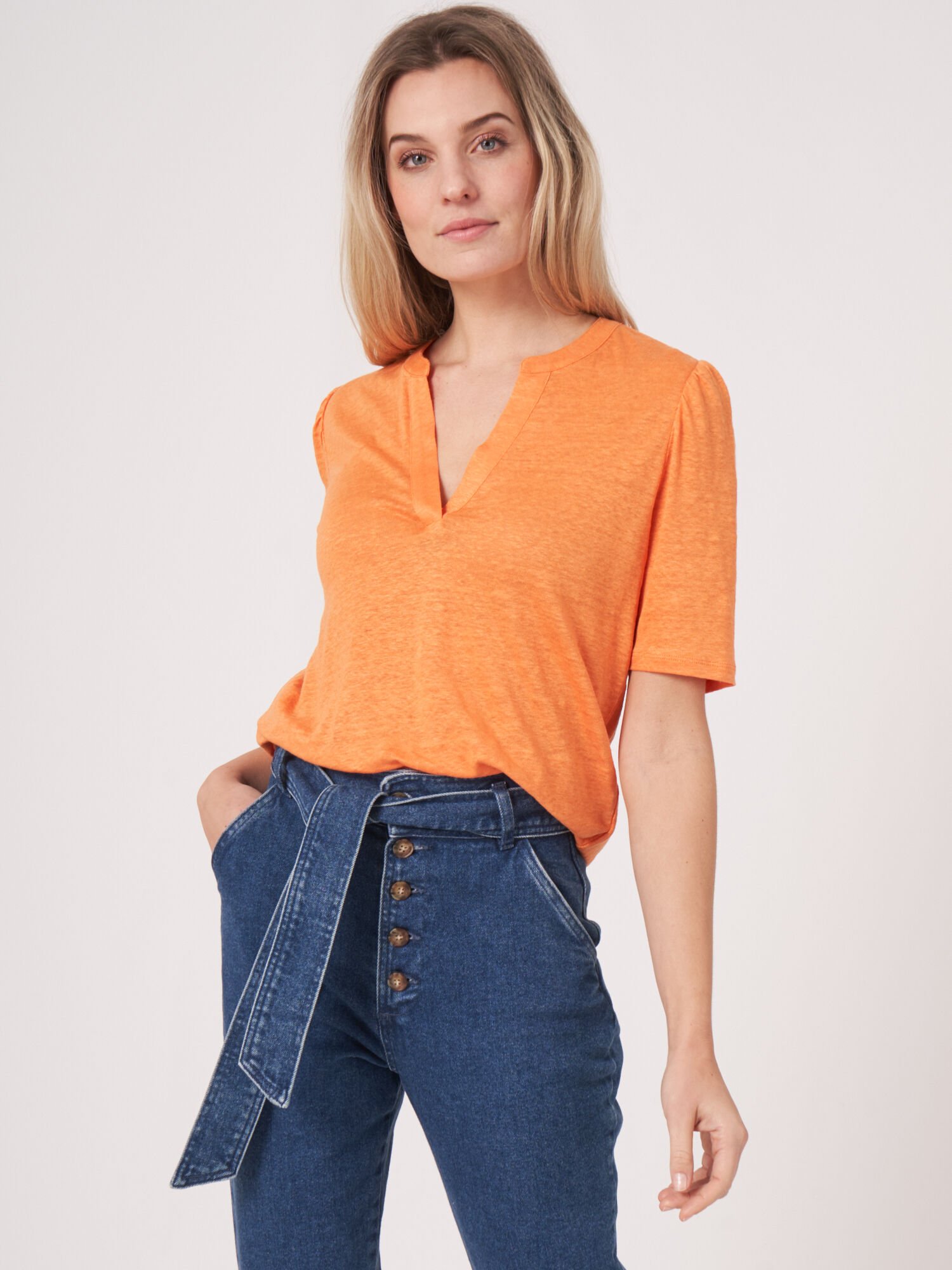 T-Shirt mit Rundhalsausschnitt und Schlitz aus Leinen von REPEAT cashmere