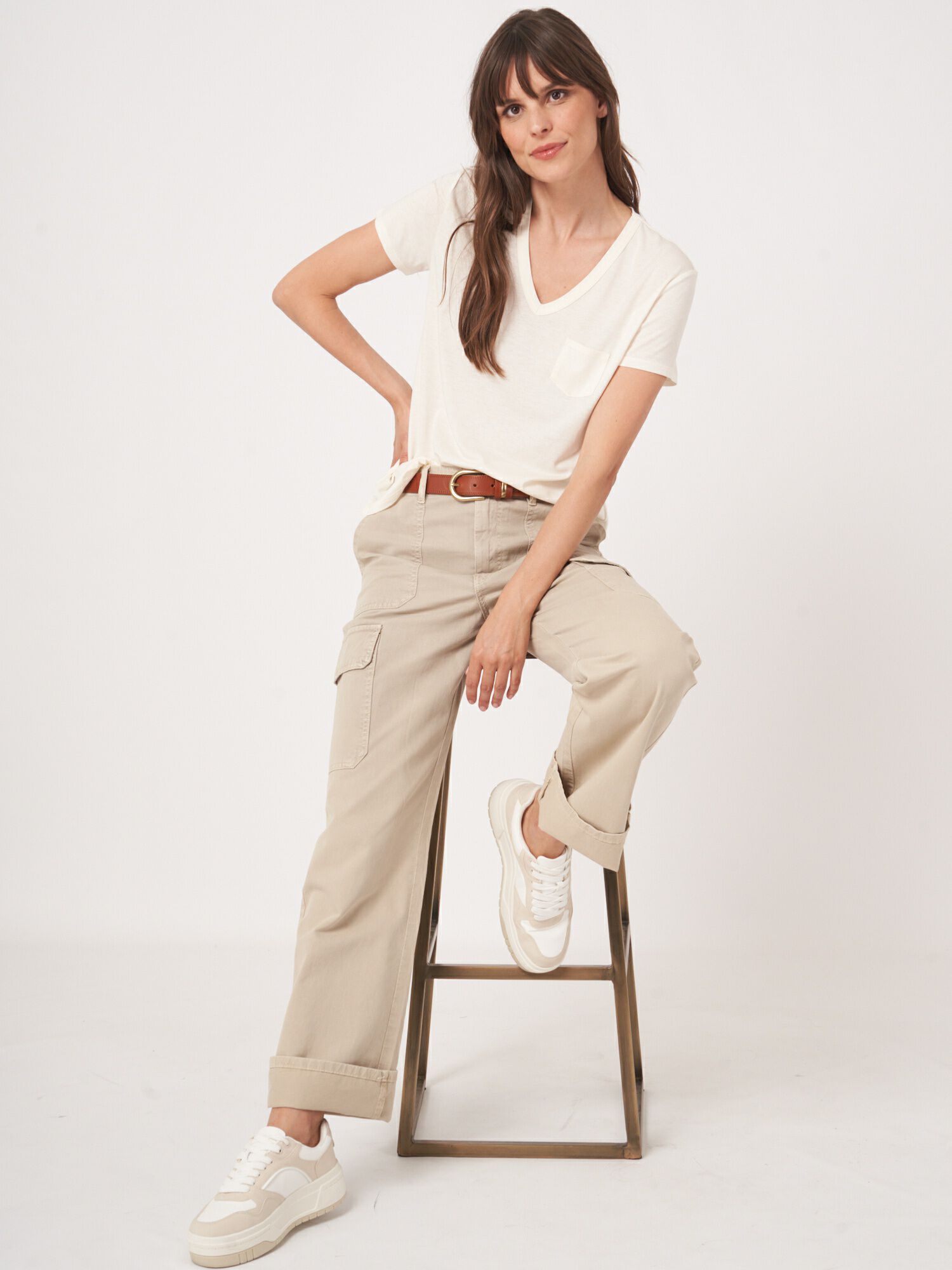 T-Shirt mit V-Ausschnitt und Brusttasche von REPEAT cashmere