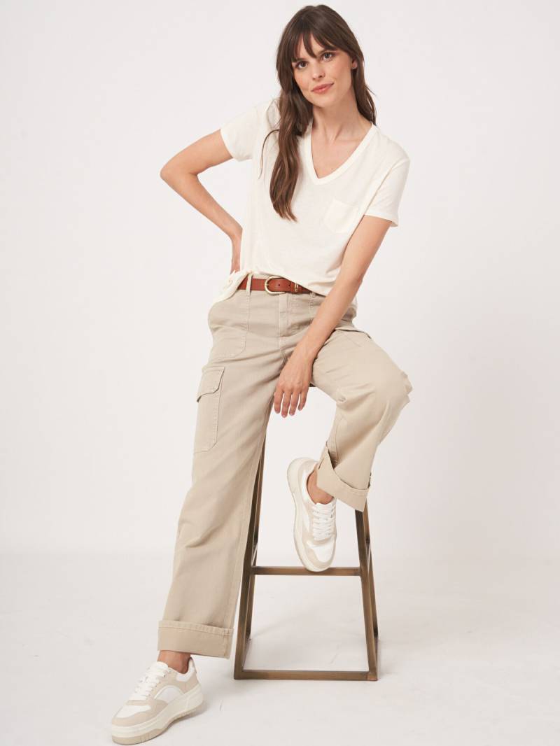 T-Shirt mit V-Ausschnitt und Brusttasche von REPEAT cashmere