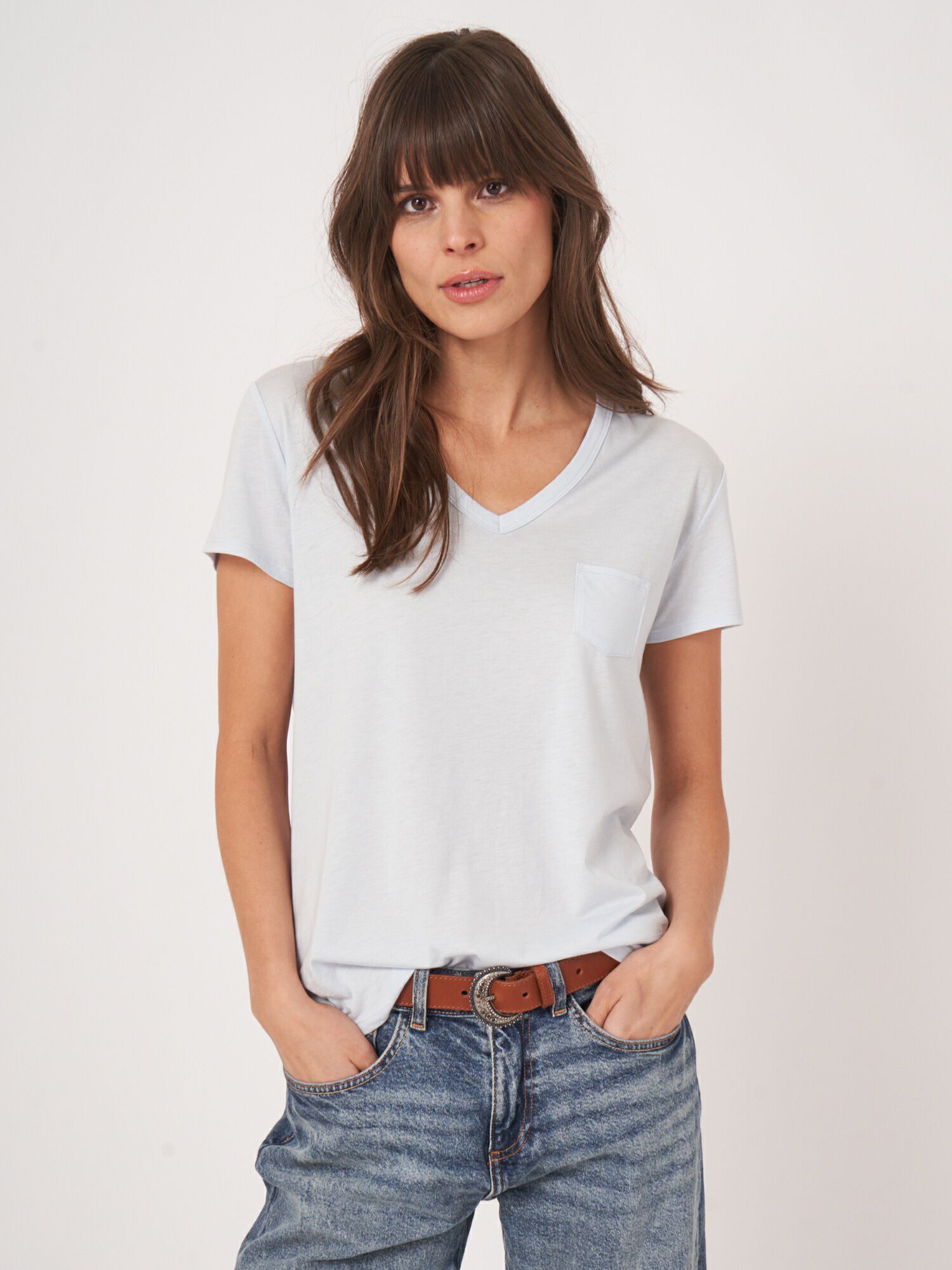 T-Shirt mit V-Ausschnitt und Brusttasche von REPEAT cashmere