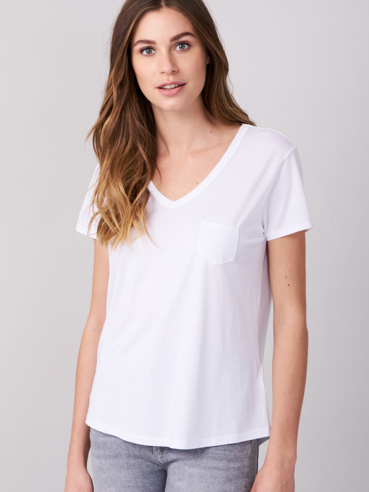 T-Shirt mit V-Ausschnitt und Brusttasche von REPEAT cashmere