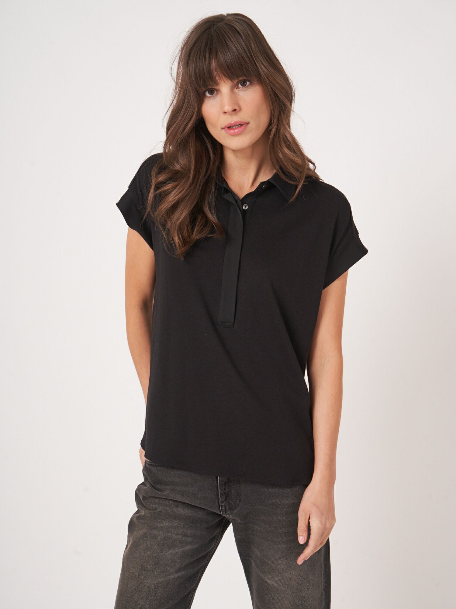 Top mit Hemdkragen und Saum aus Seide von REPEAT cashmere