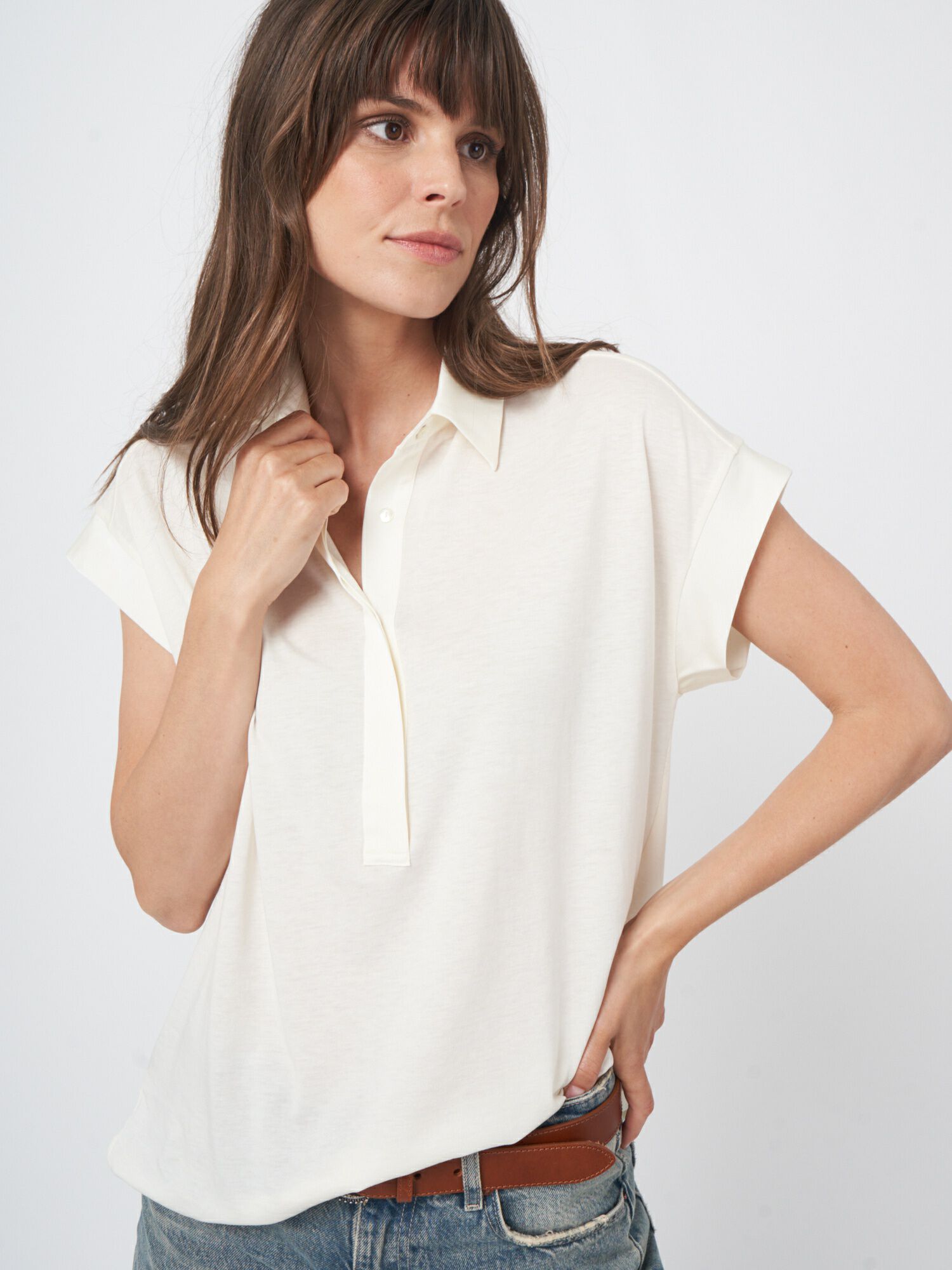 Top mit Hemdkragen und Saum aus Seide von REPEAT cashmere