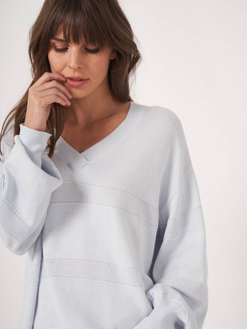 V-Pullover mit texturierten Streifen von REPEAT cashmere