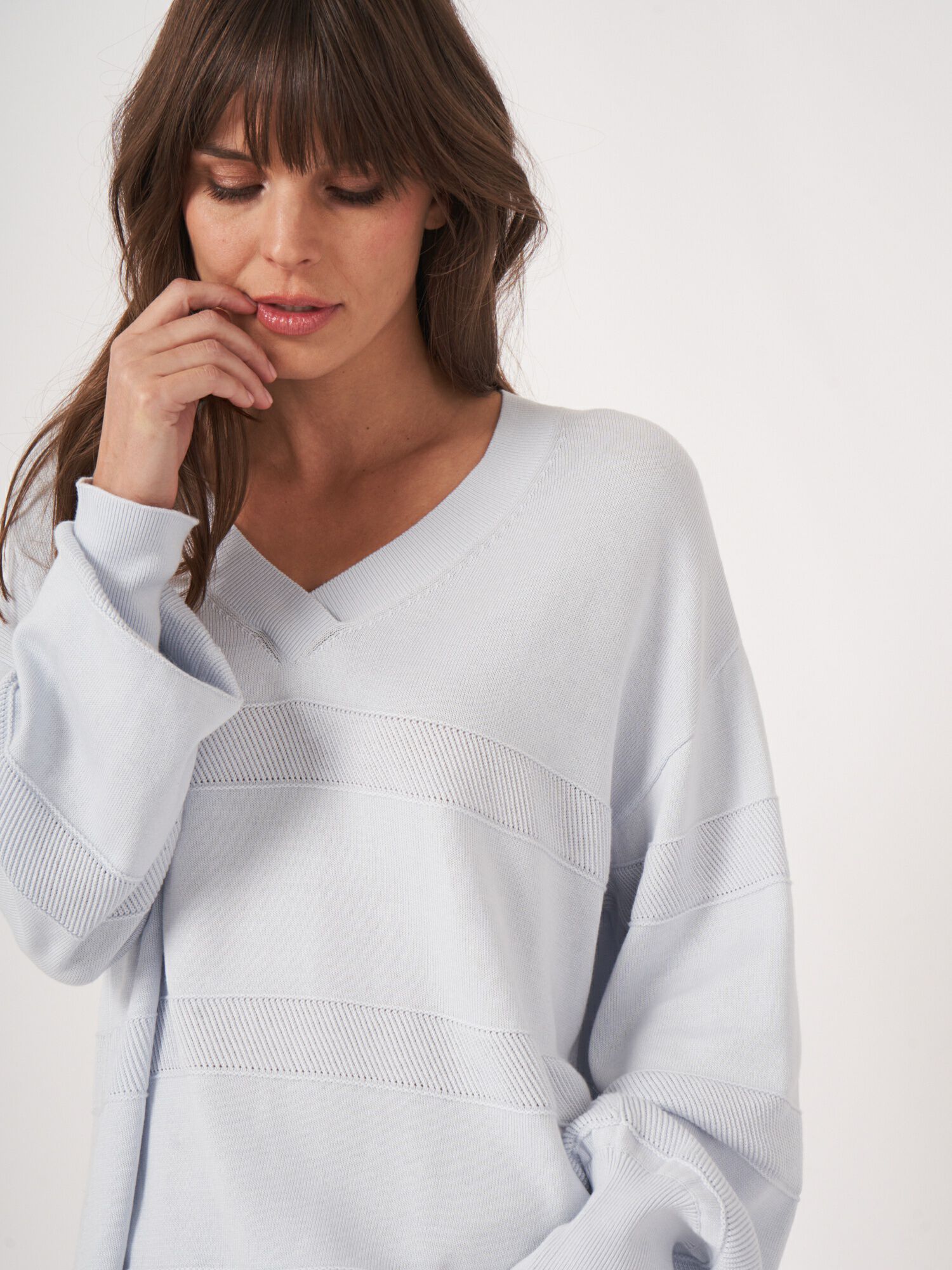 V-Pullover mit texturierten Streifen von REPEAT cashmere