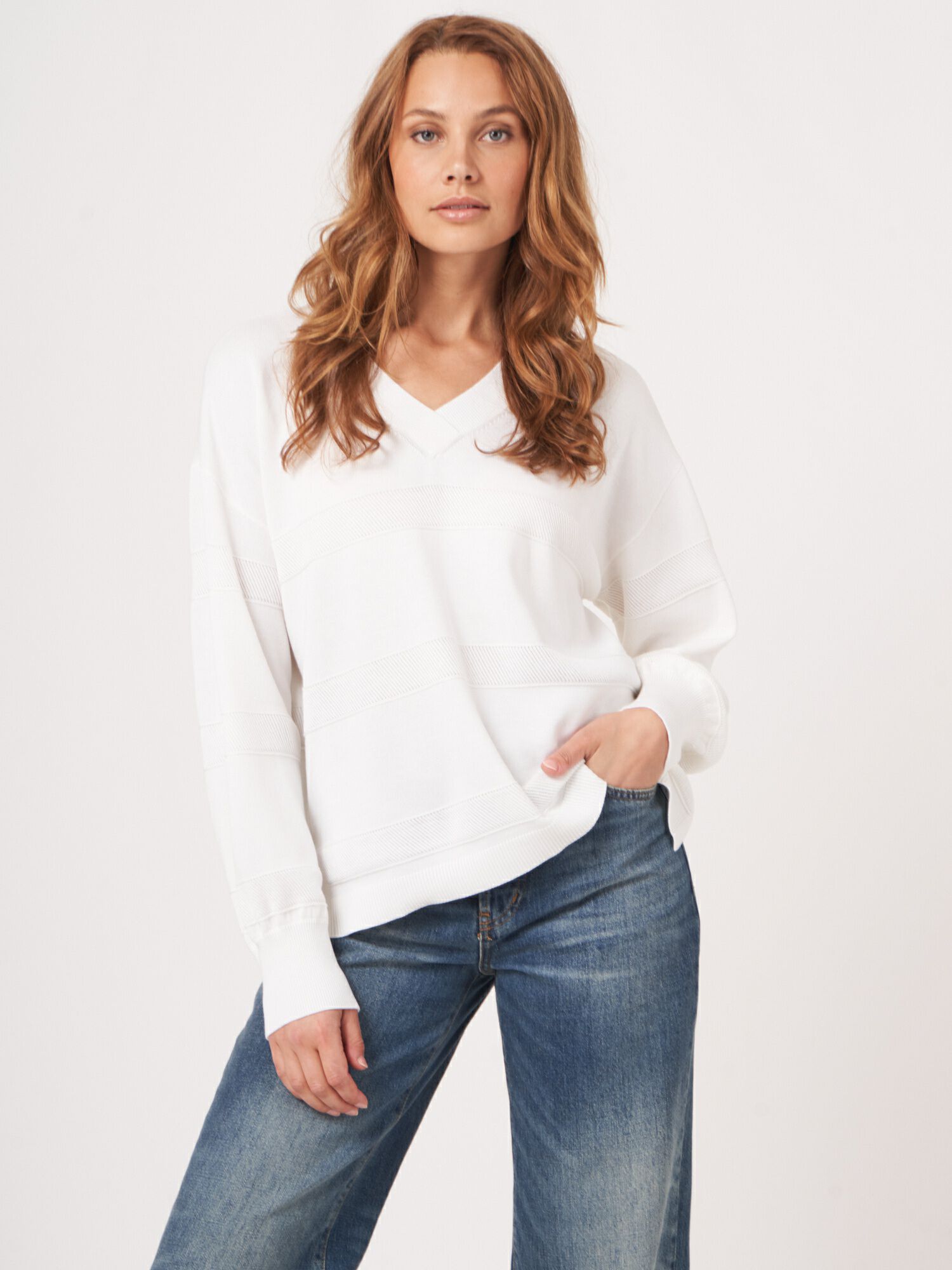 V-Pullover mit texturierten Streifen von REPEAT cashmere
