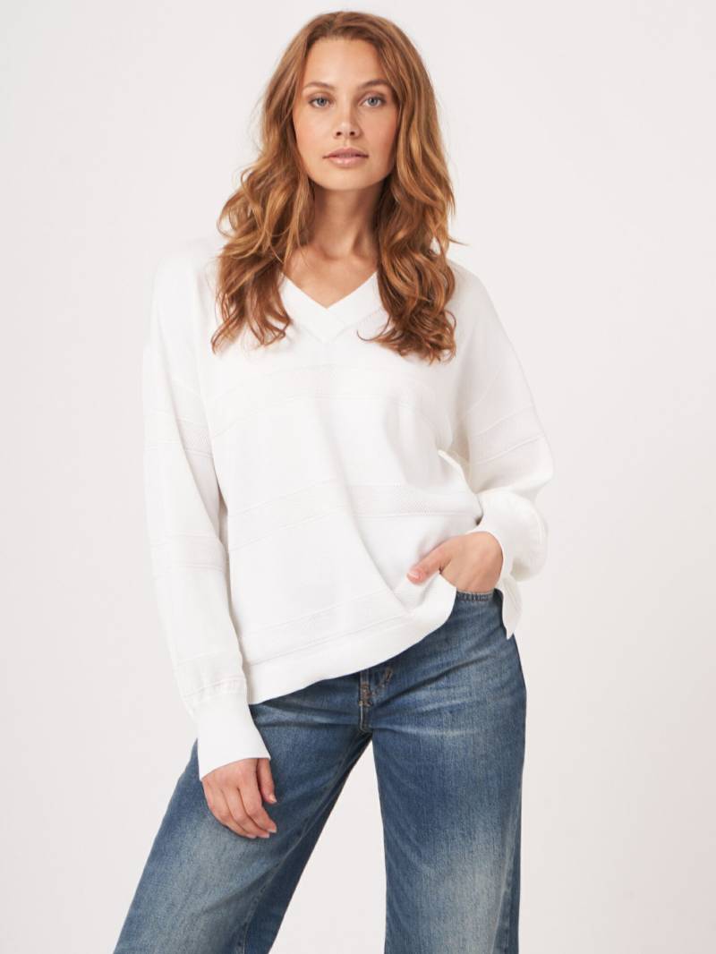 V-Pullover mit texturierten Streifen von REPEAT cashmere