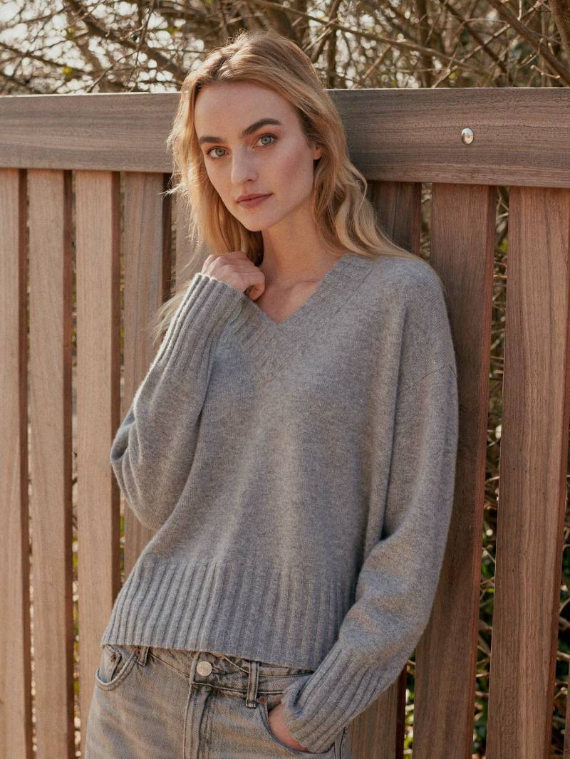 Weicher Bio-Kaschmirpullover mit V-Ausschnitt von REPEAT cashmere
