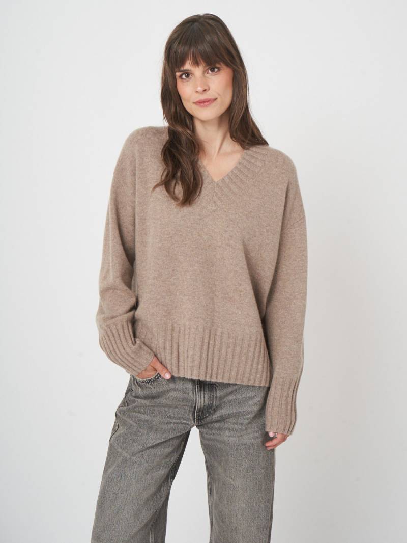 Weicher Bio-Kaschmirpullover mit V-Ausschnitt von REPEAT cashmere