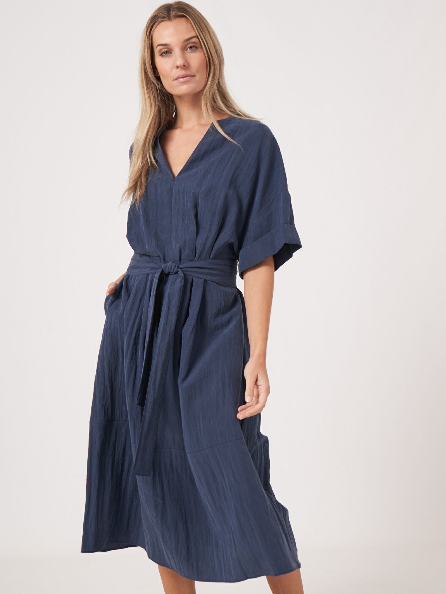 Weitärmeliges Kleid mit Schlitzausschnitt und Gürtel von REPEAT cashmere
